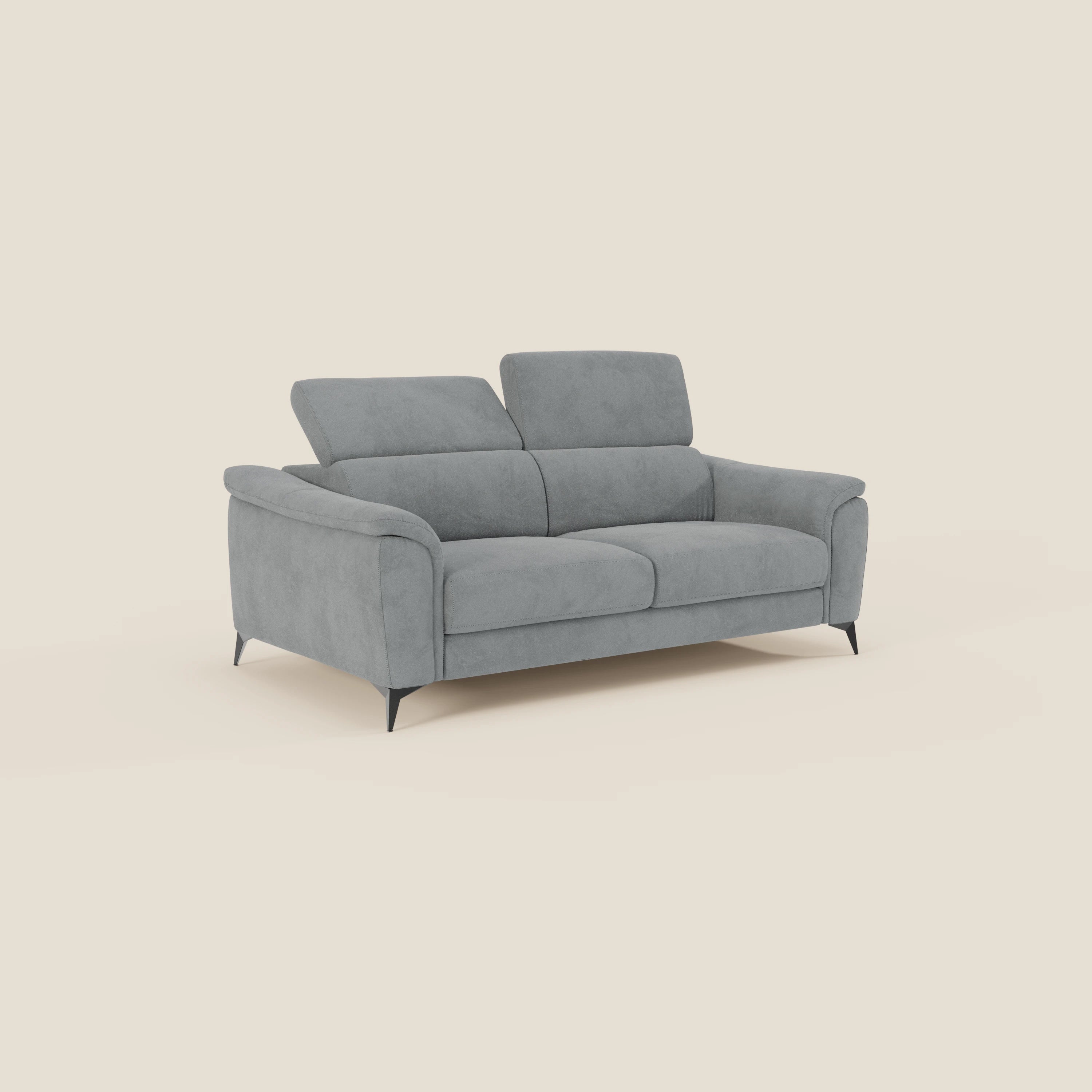 Arcos Divano 3 posti di Divani.Store è caratterizzato da gambe alte, due poggiatesta reclinabili, rivestimento in microfibra impermeabile T11 grigio chiaro, cuscini morbidi e braccioli arrotondati in un design elegante e moderno.