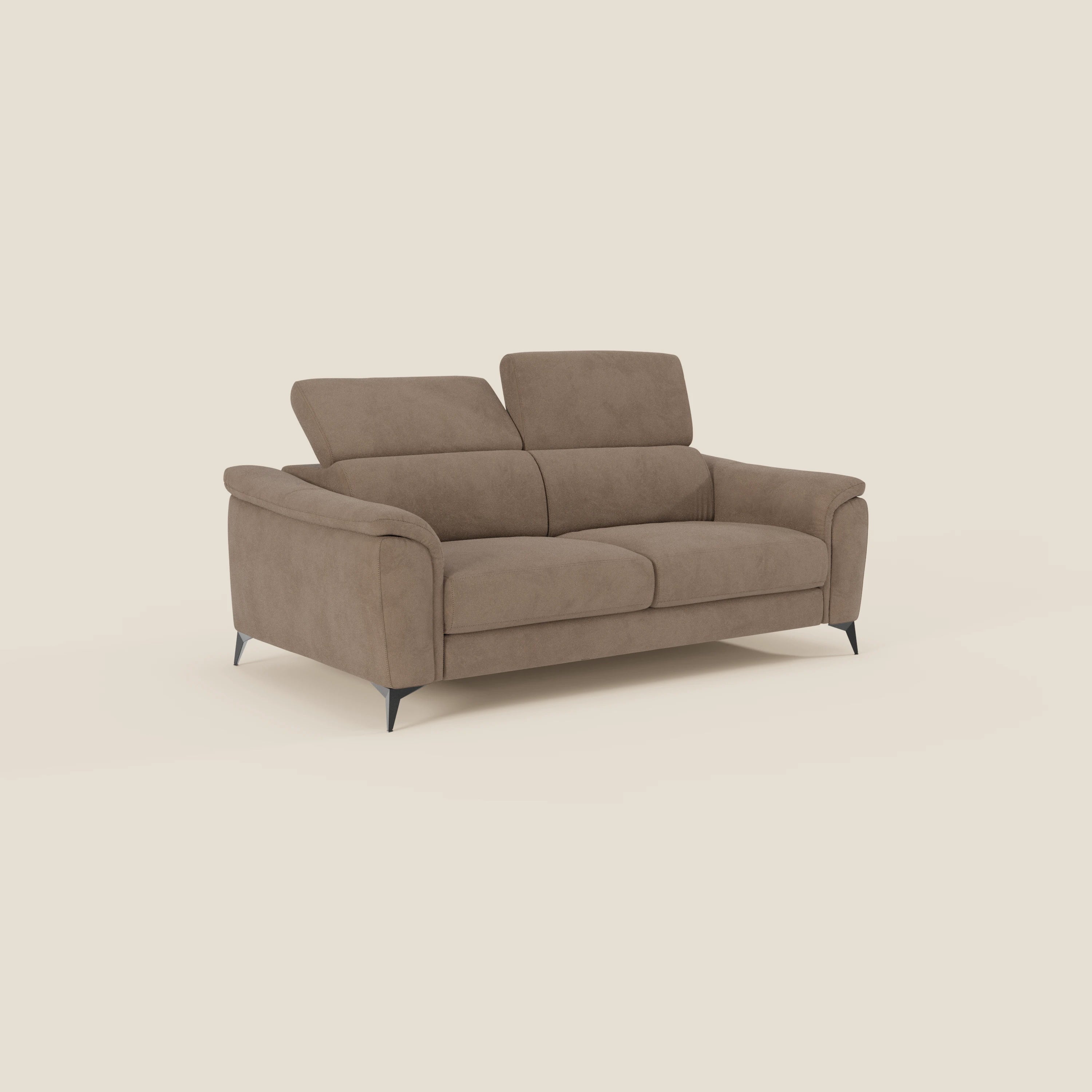 Arcos Divano 3 posti di Divani.Store, con poggiatesta reclinabili, alte gambe in metallo nero e ampi braccioli in microfibra impermeabile T11 marrone, si presenta su uno sfondo beige chiaro per un look pulito e moderno.