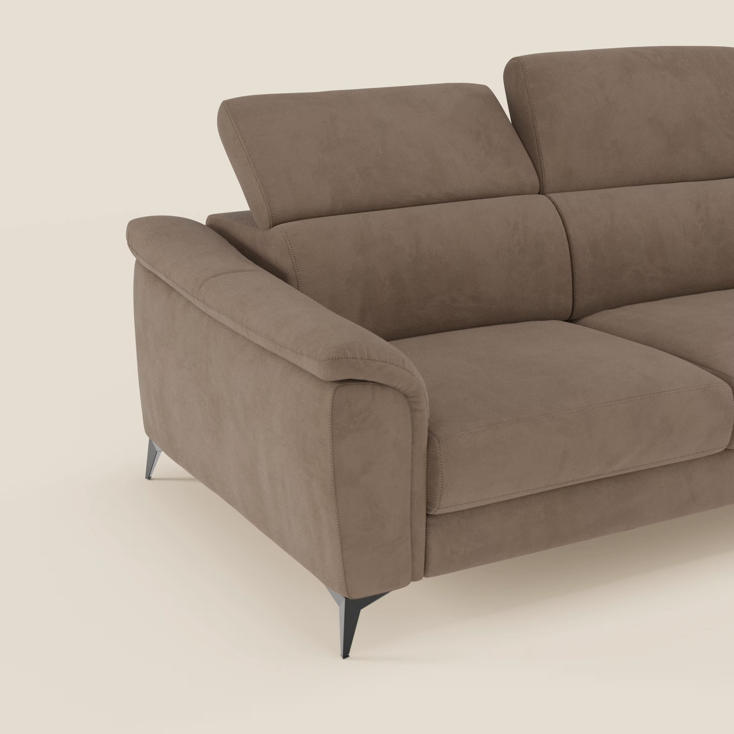 Un primo piano di Arcos Divano 3 posti di Divani.Store mostra la microfibra impermeabile marrone T11, le gambe angolate in metallo nero e il poggiatesta regolabile. I morbidi cuscini e il design elegante spiccano su uno sfondo beige chiaro.