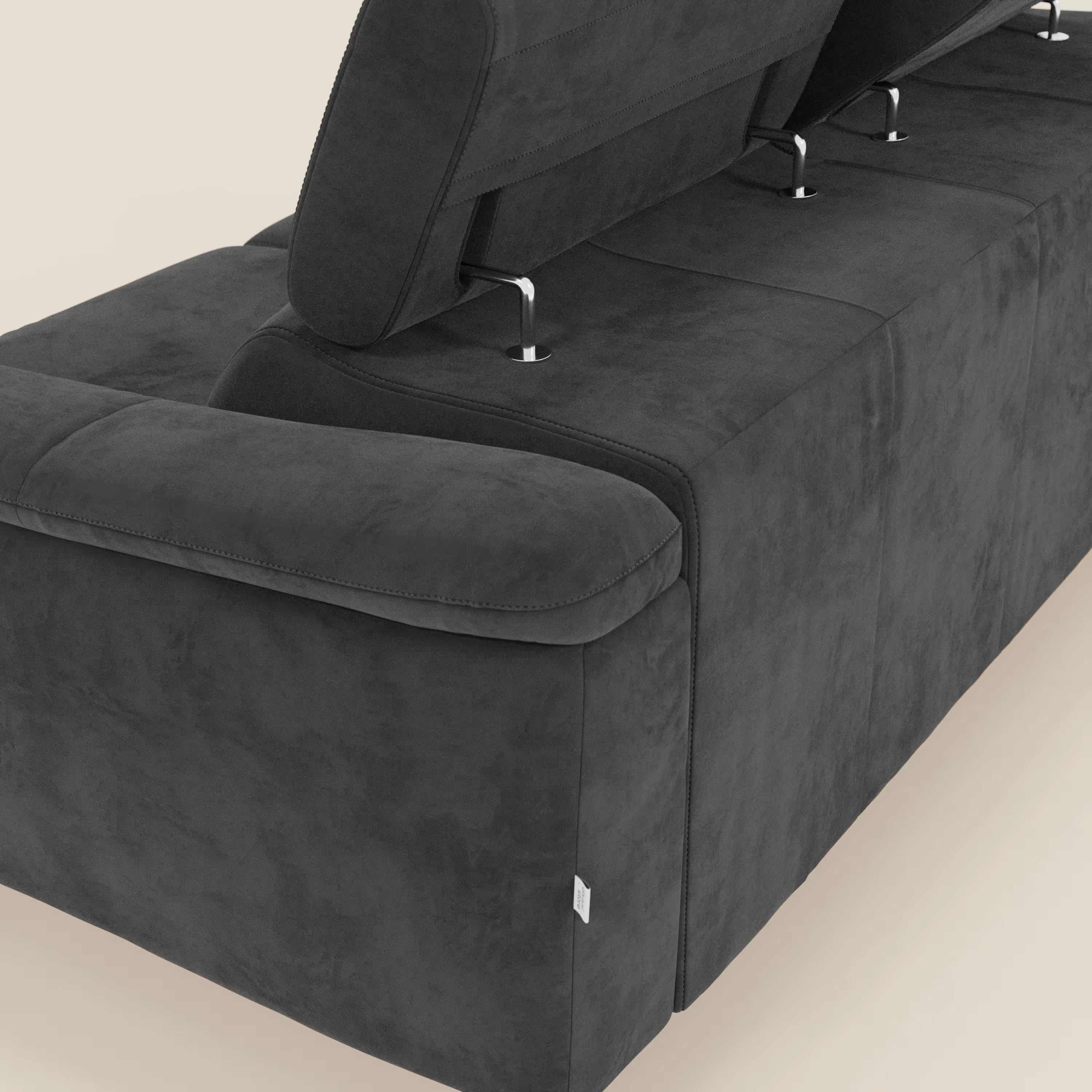 Una vista ravvicinata e angolata di Arcos Divano 3 posti di Divani.Store, con gambe alte e poggiatesta reclinabili in microfibra impermeabile T11 nera, che presenta un'imbottitura morbida e un design moderno ed elegante su uno sfondo chiaro.