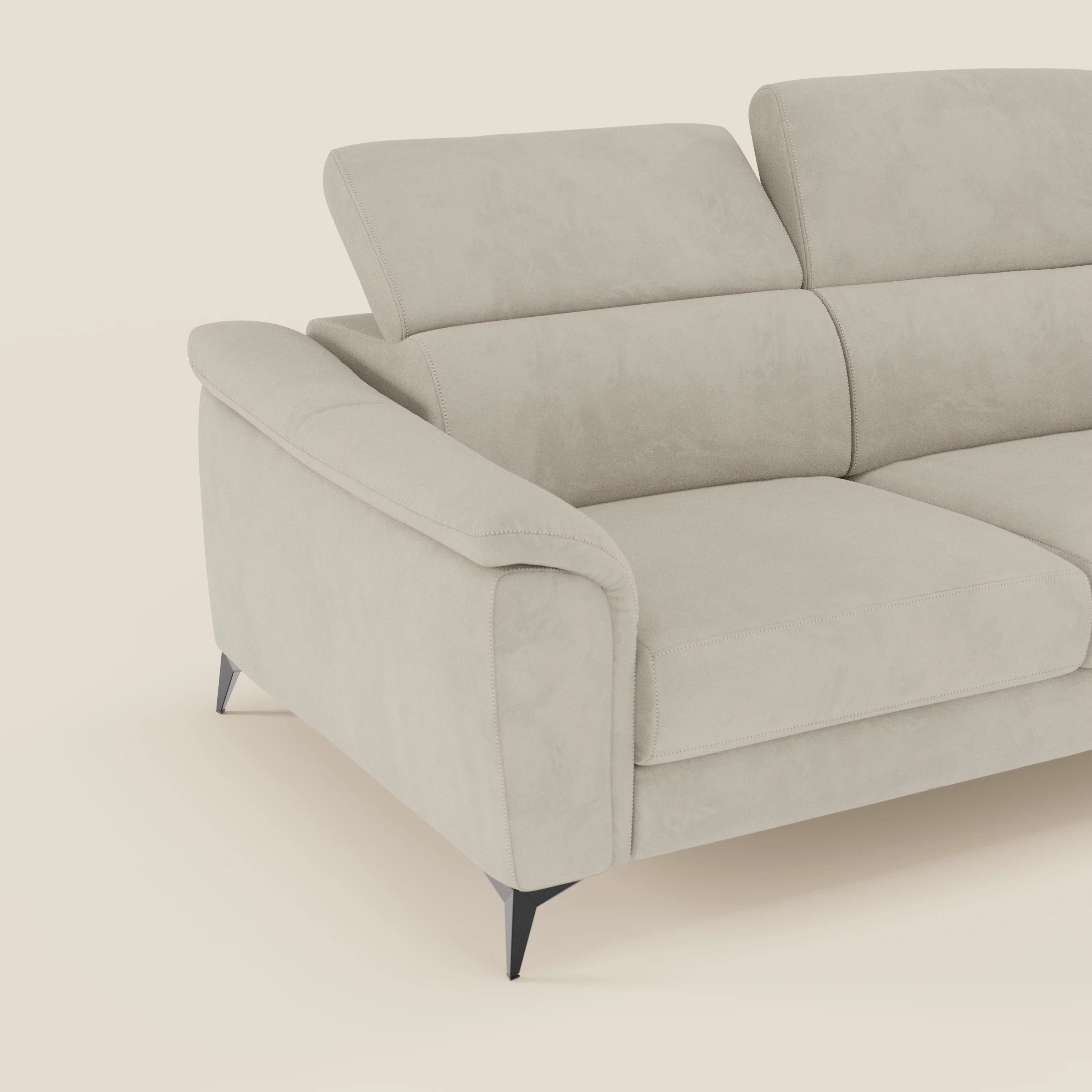 Arcos Divano 3 posti di Divani.Store è caratterizzato da una microfibra impermeabile beige chiaro T11 panna, ampi braccioli imbottiti, poggiatesta regolabile a sinistra e alte gambe angolate in metallo nero. Solo la sezione chaise longue appare su uno sfondo a tinta unita.