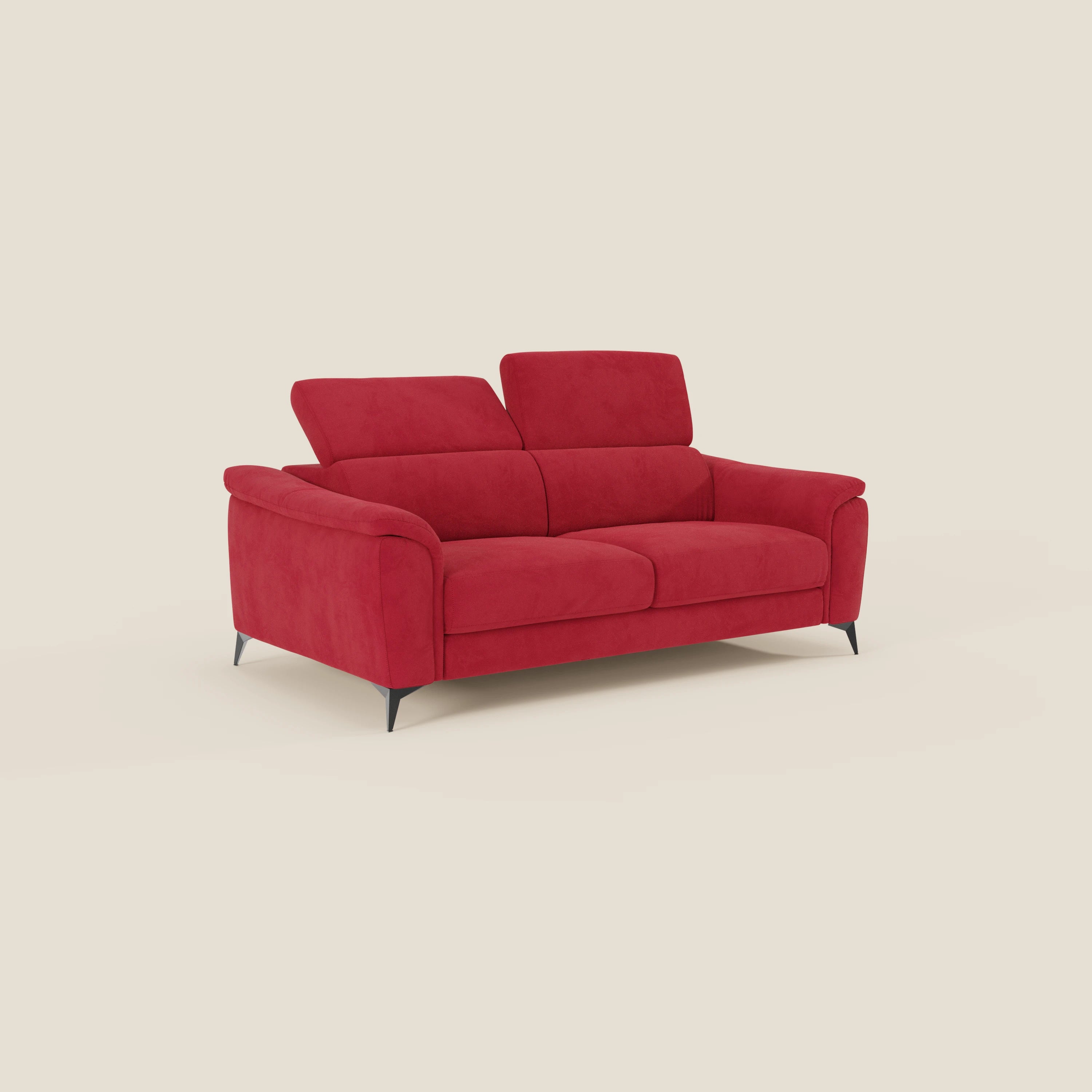 Arcos Divano 3 posti di Divani.Store, in microfibra impermeabile rosso T11, è caratterizzato da gambe alte e poggiatesta reclinabili, su uno sfondo beige chiaro.