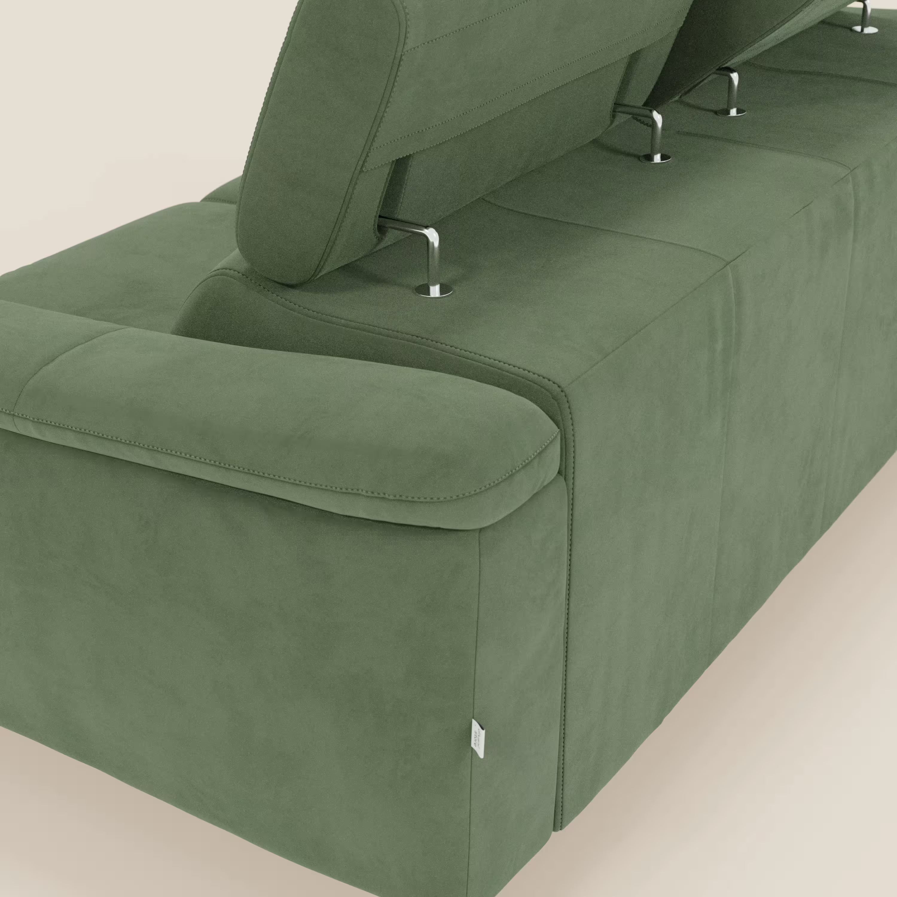 Un primo piano di Arcos Divano 3 posti di Divani.Store mostra la microfibra impermeabile verde T11, le gambe alte e i poggiatesta regolabili. Il design moderno è caratterizzato da cuciture a vista e da eleganti supporti metallici su uno sfondo beige chiaro.