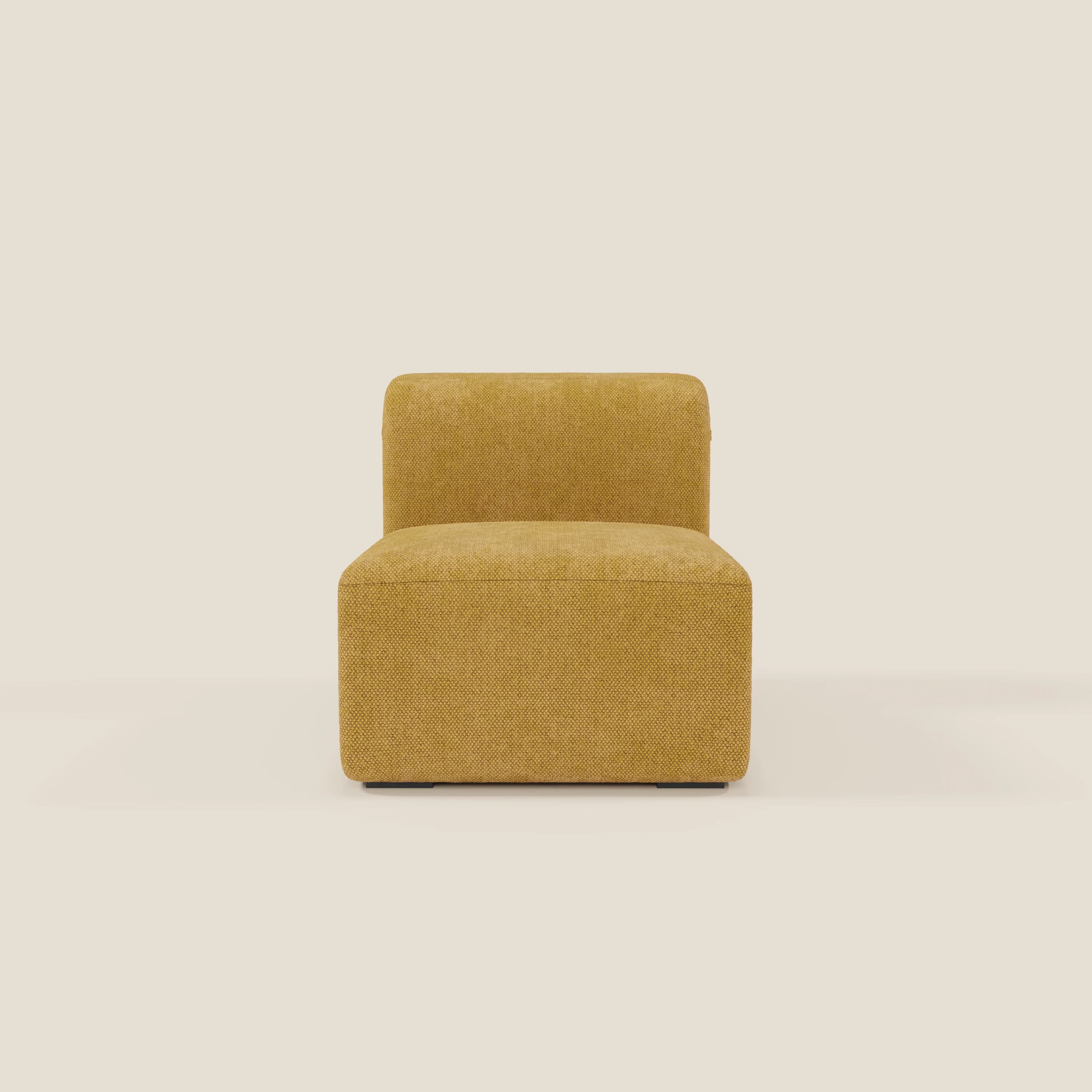 La poltrona BonBon modulo centrale 70 cm - Grande Fratello edition giallo di Divani.Store è una poltrona senza braccioli di colore giallo senape, dal design moderno e squadrato e dal tessuto strutturato, presentata su uno sfondo chiaro in una foto frontale.