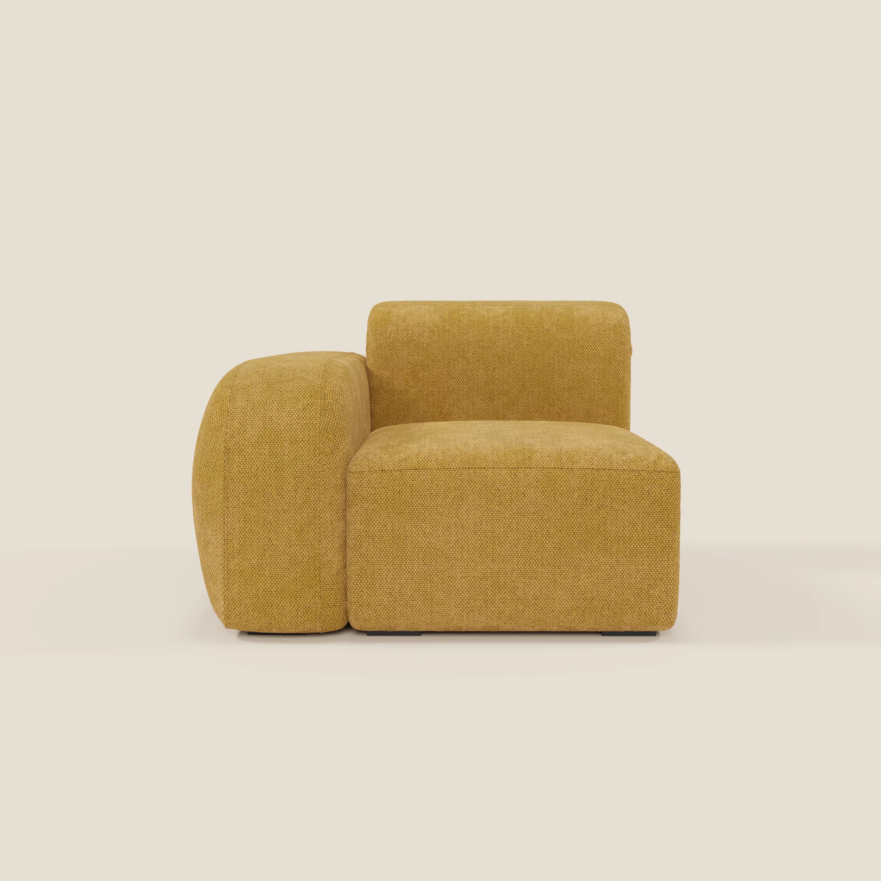 BonBon modulo terminale 105 cm sinistro o destro - Grande Fratello edition giallo di Divani.Store è una sedia d'accento moderna e senza braccioli in tessuto giallo senape, dalla forma squadrata e minimalista e con imbottitura in peluche, presentata su uno sfondo color crema.
