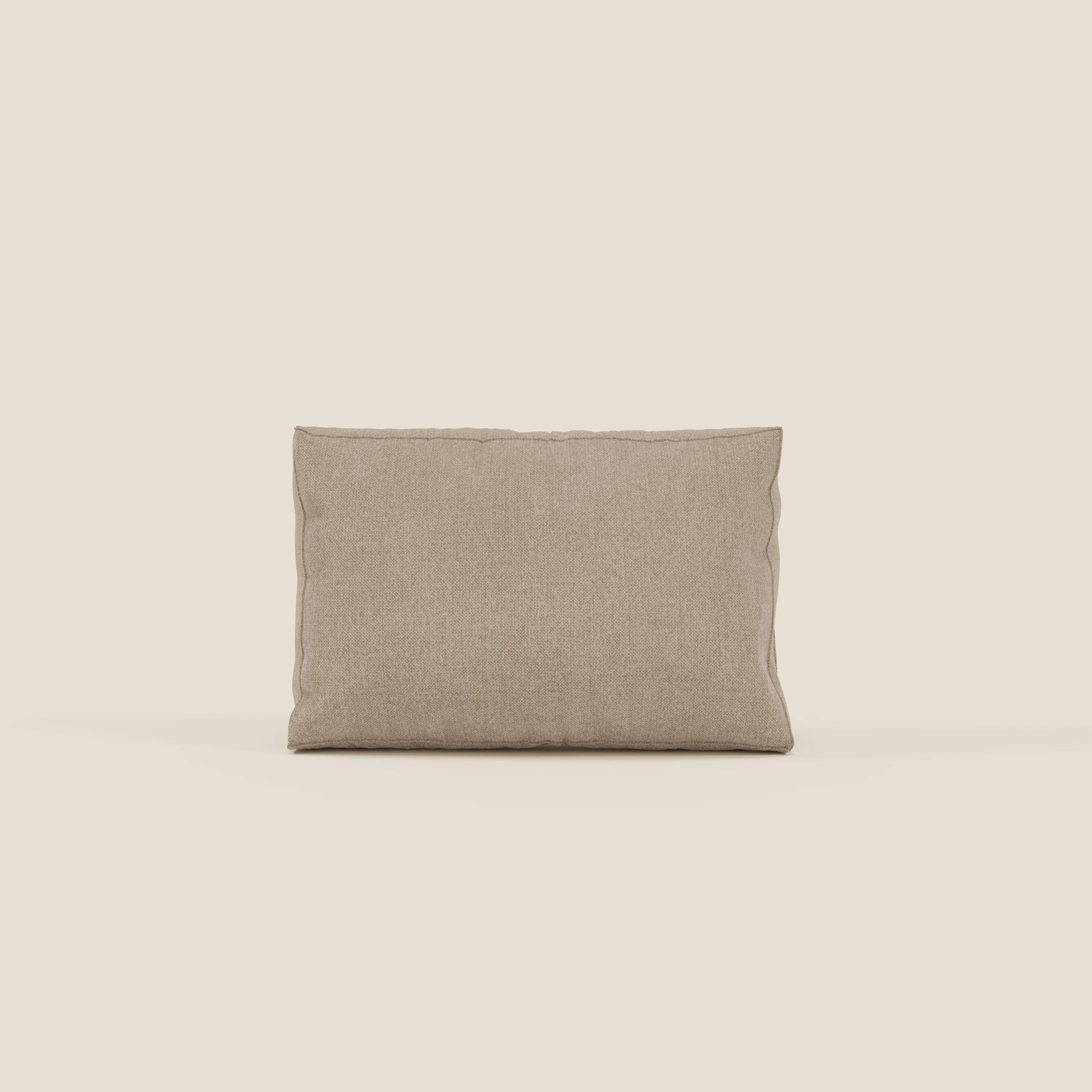 Il cuscino schienale BonBon di Divani.Store, in smacchiabile T23 beige, è rettangolare e centrato su un fondo crema chiaro. Si presenta morbido e soffice, con sottili cuciture sui bordi e una superficie leggermente strutturata. Disponibile in 2 misure.