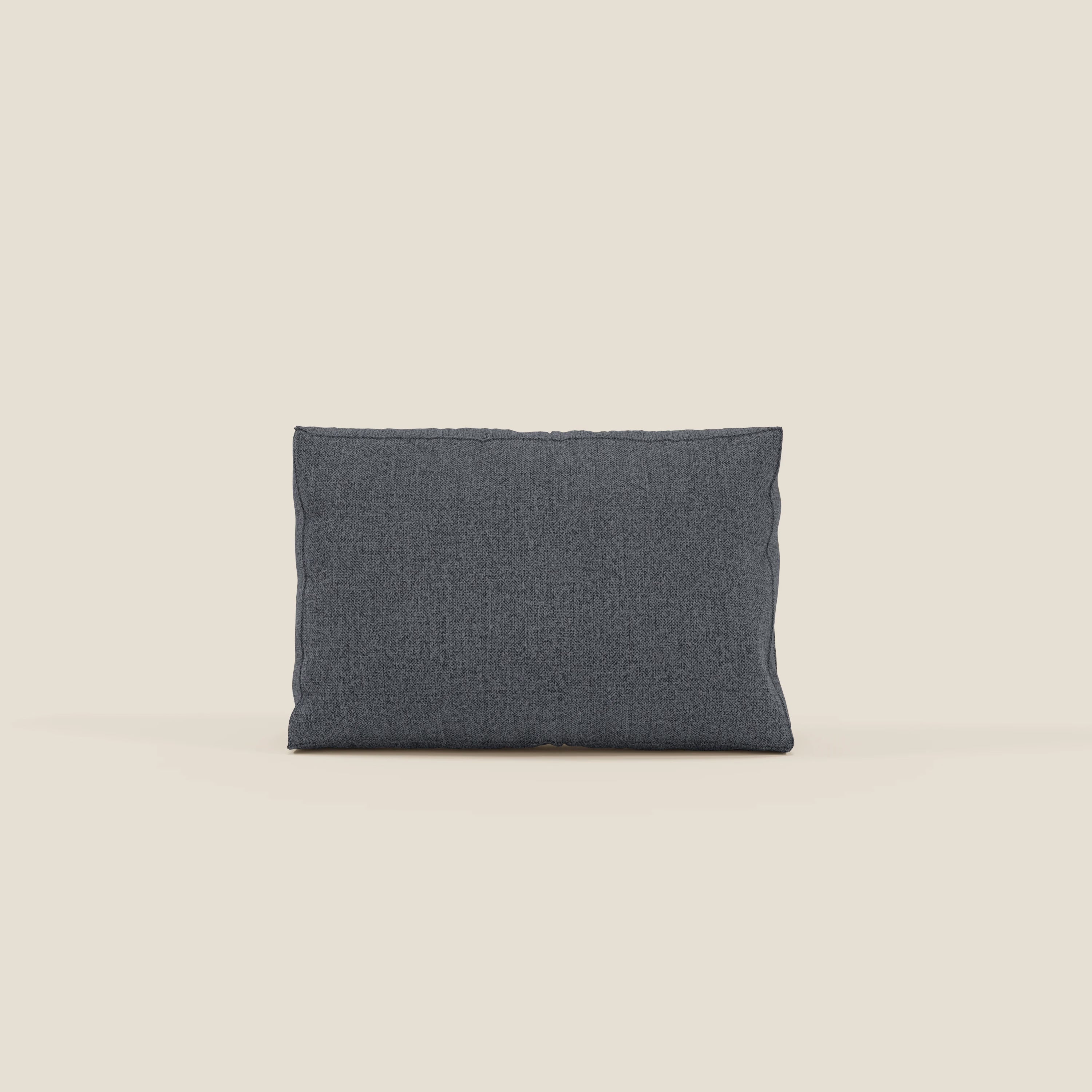 Il cuscino schienale BonBon di Divani.Store, presentato in tessuto antimacchia T23 blu grafite, è caratterizzato da una forma rettangolare e da un design soffice e ben imbottito; disponibile in 2 misure su sfondo bianco sporco.