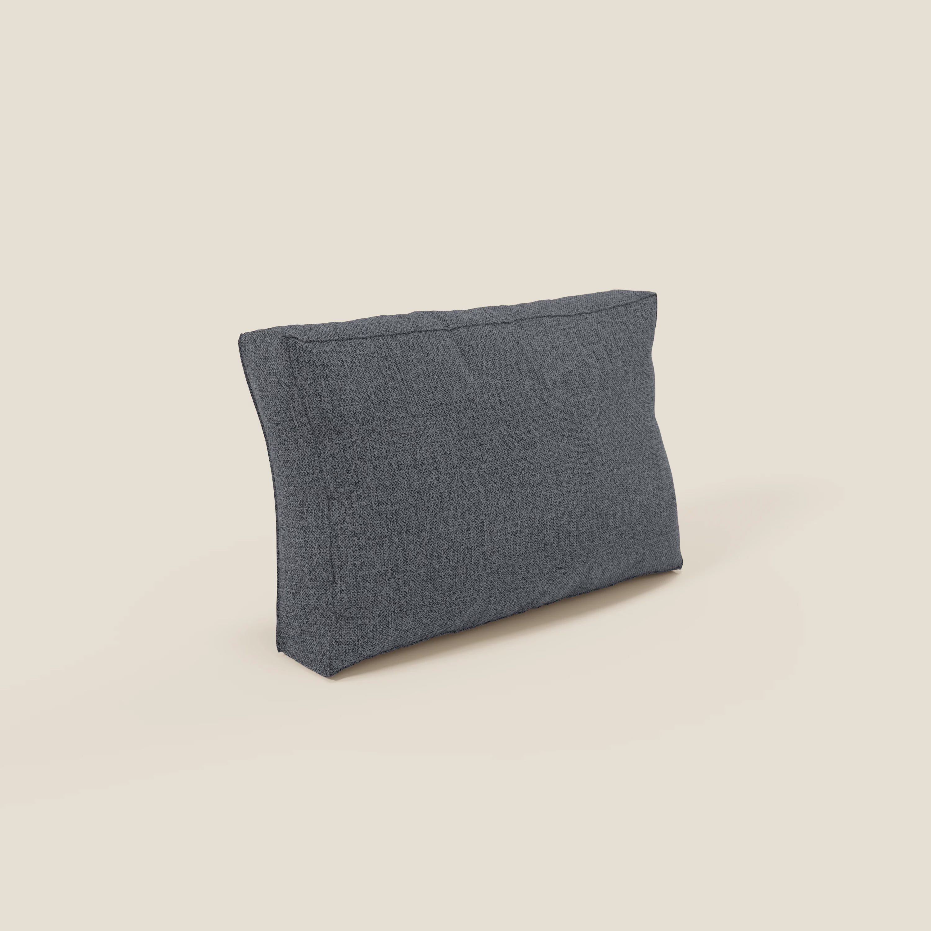 Un cuscino schienale BonBon rettangolare di Divani.Store in tessuto smacchiabile T23 blu grafite si erge su uno sfondo beige chiaro, con i bordi visibili che proiettano una leggera ombra, ideale per il vostro divano modulare BonBon.