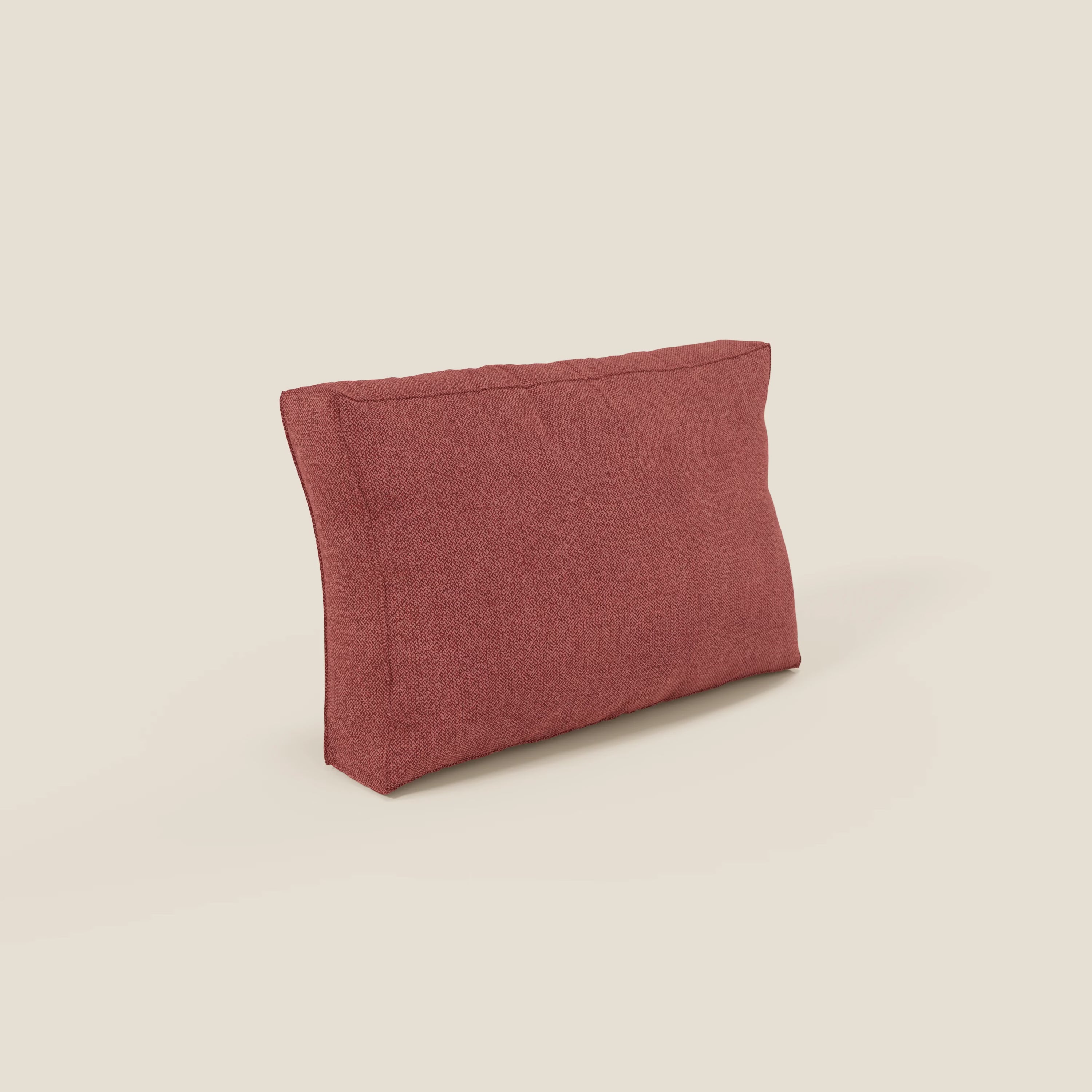 Il cuscino schienale BonBon di Divani.Store in tessuto smacchiabile T23 rosso ciliegia si erge su uno sfondo beige chiaro, con bordi puliti e un aspetto morbido e strutturato. Disponibile in 2 misure.