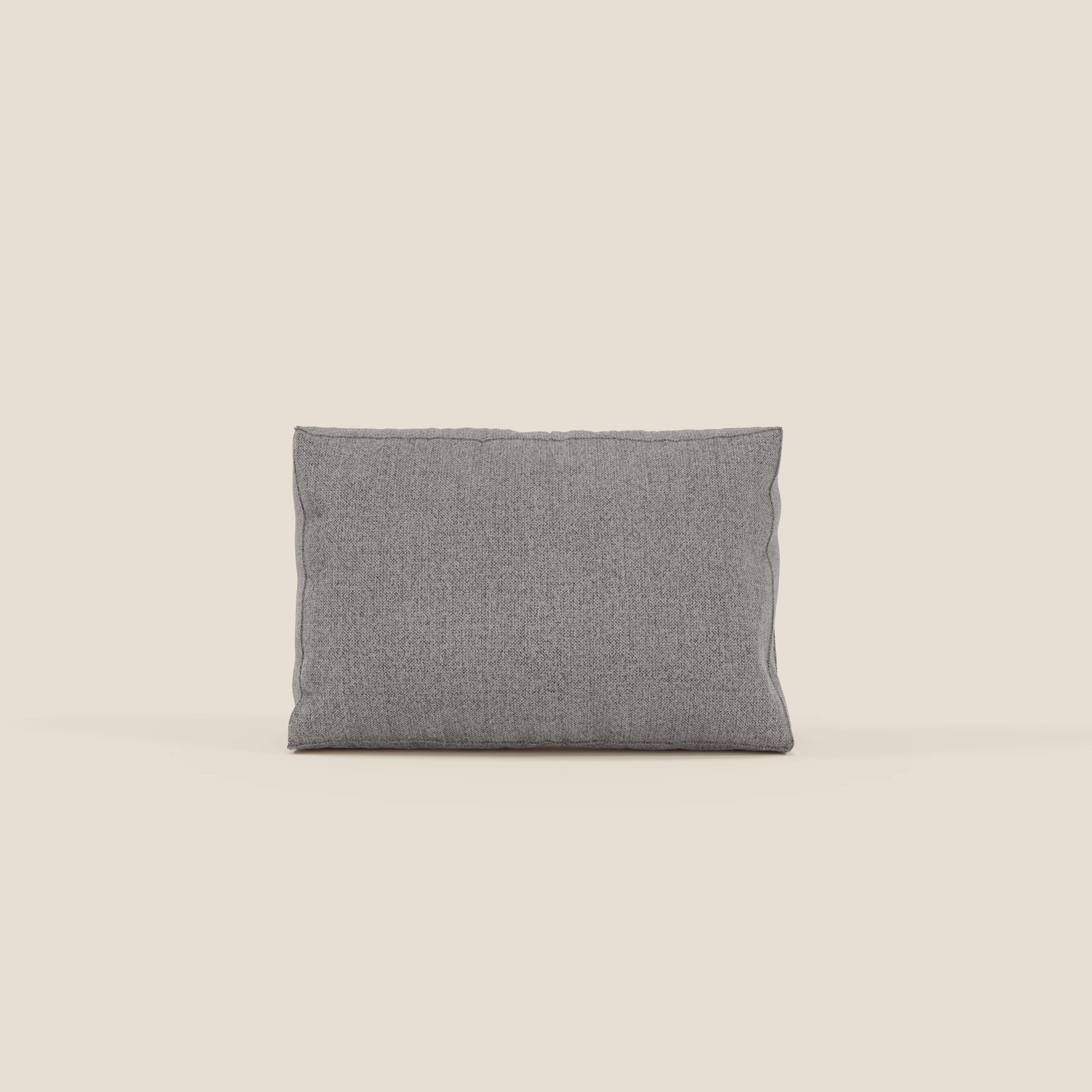 Un cuscino schienale BonBon di Divani.Store in tessuto smacchiabile T23 grigio, rettangolare e dall'aspetto soffice, è centrato su uno sfondo beige chiaro. Disponibile in 2 misure.