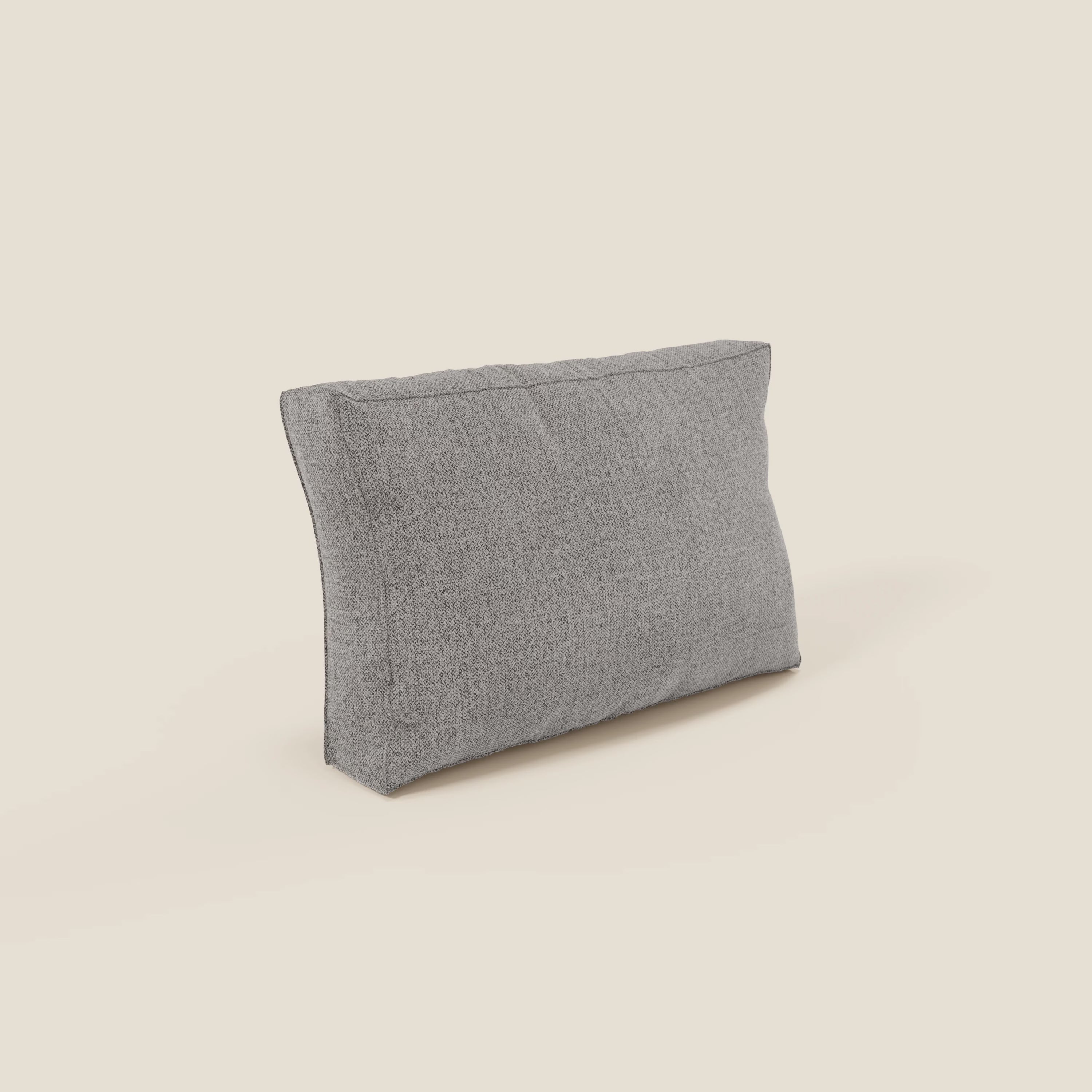 Il cuscino schienale BonBon di Divani.Store, disponibile in 2 misure e tessuto smacchiabile T23 grigio, si distingue per la sua superficie soffice e texture elegante, perfetta abbinata al divano modulare BonBon.