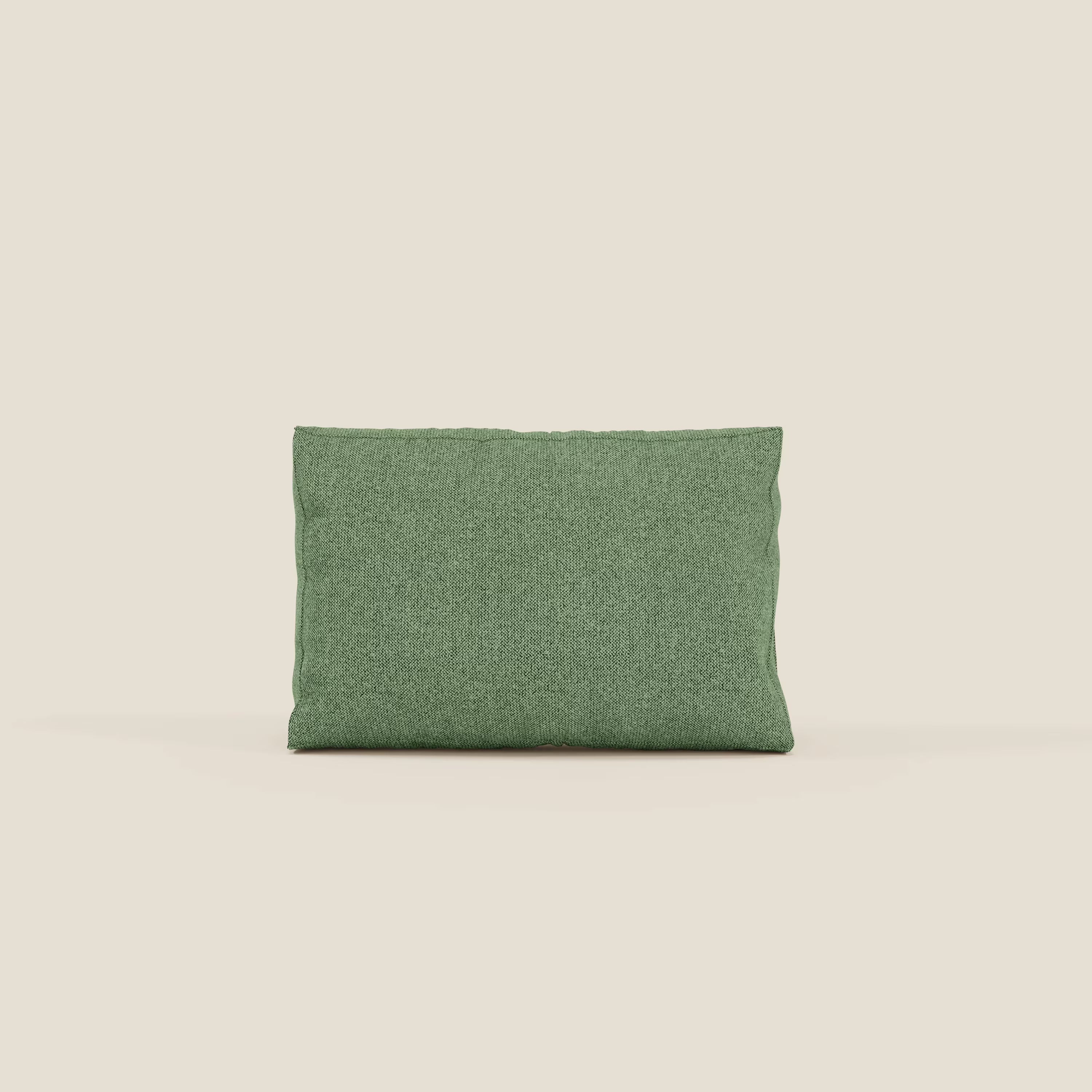 Un cuscino schienale BonBon di Divani.Store, in tessuto smacchiabile T23 menta, è centrato su uno sfondo beige chiaro. Il cuscino rettangolare appare soffice e uniformemente riempito, con bordi puliti e senza motivi o abbellimenti visibili.