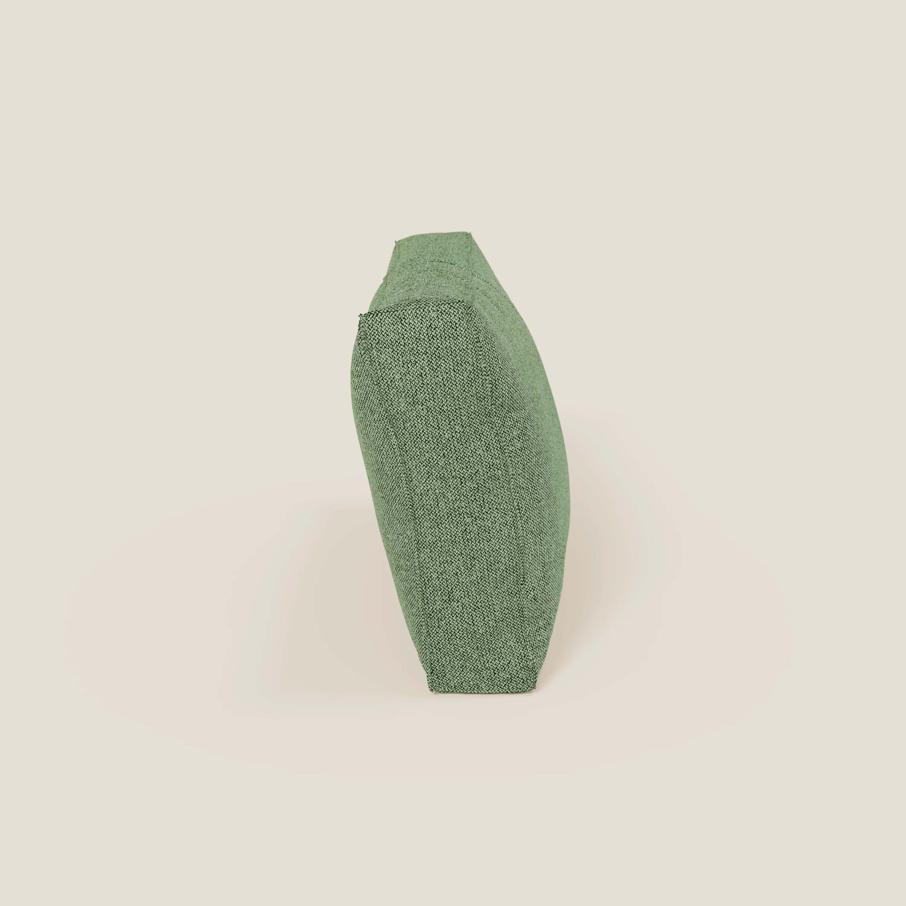 Il cuscino schienale BonBon di Divani.Store, presentato in tessuto smacchiabile T23 menta, si erge sul bordo su uno sfondo beige chiaro, mettendo in risalto il tessuto strutturato e lo spessore nella vista del profilo laterale.
