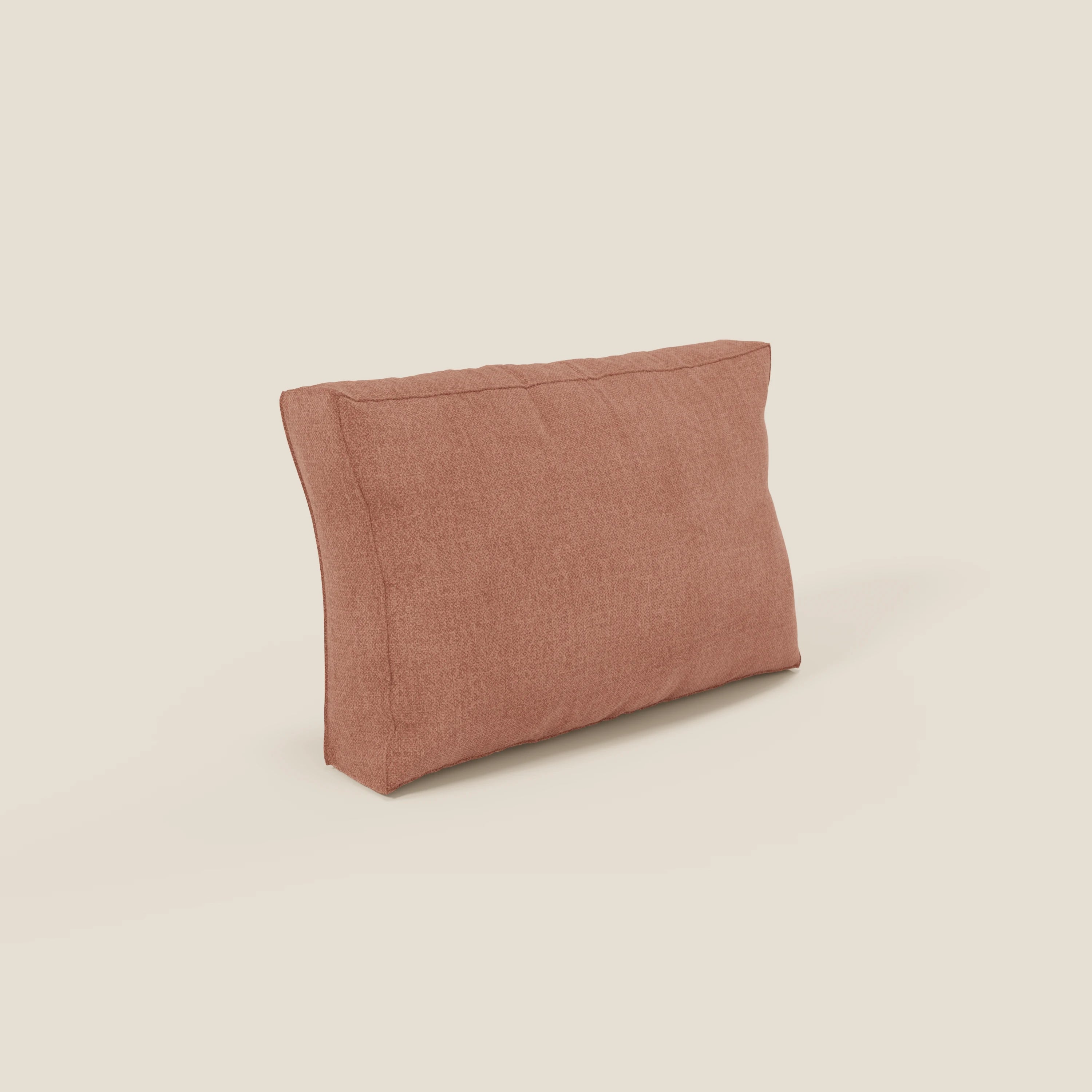 Il cuscino schienale BonBon di Divani.Store, presentato in tessuto pesca T23 color ruggine e antimacchia, presenta bordi morbidamente arrotondati e profondità verticale su uno sfondo beige chiaro. Disponibile in 2 misure.