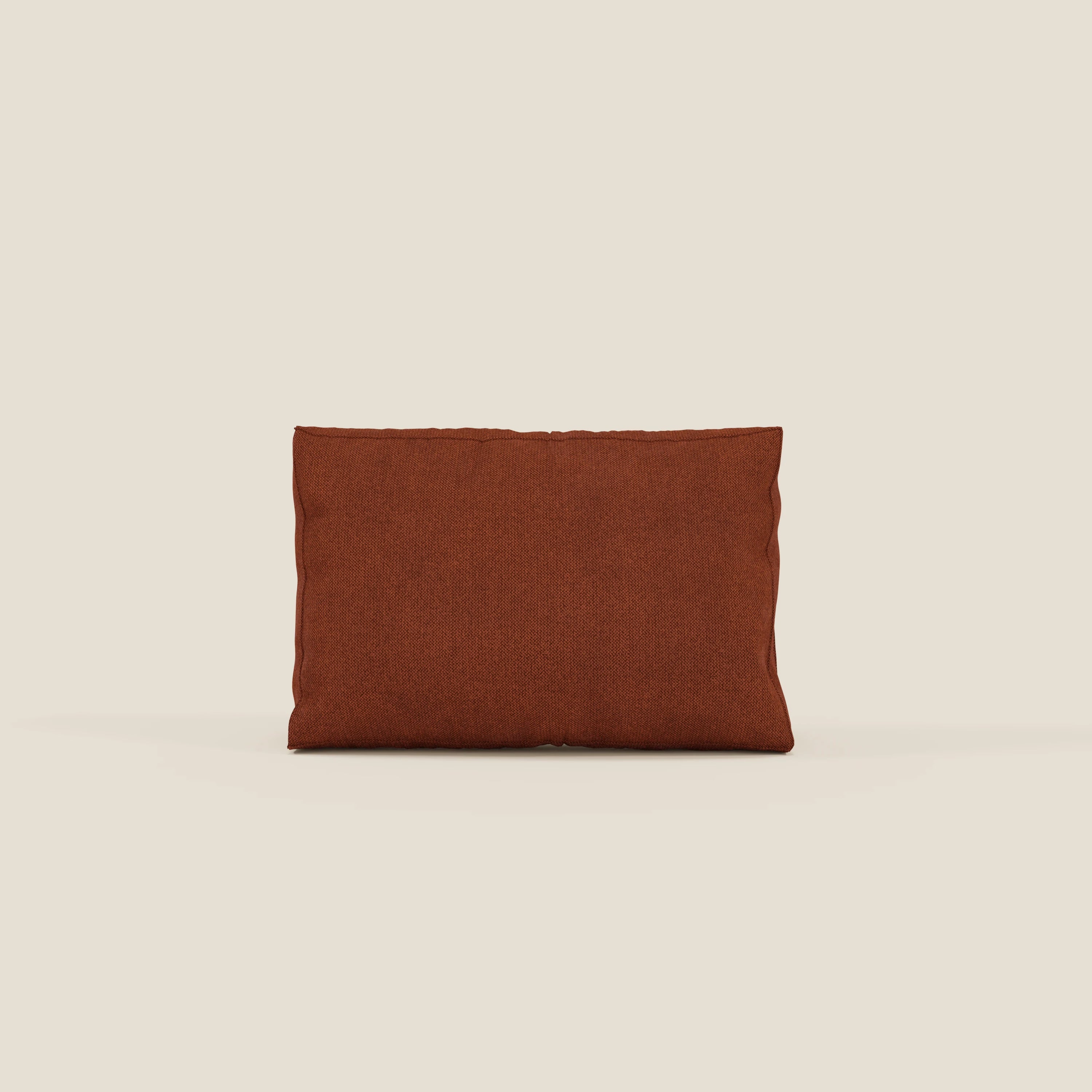Un cuscino schienale BonBon color ruggine di Divani.Store, in tessuto smacchiabile T23 con bordi arrotondati e sottili cuciture laterali, si trova in piedi su uno sfondo beige chiaro. Disponibile in 2 misure.