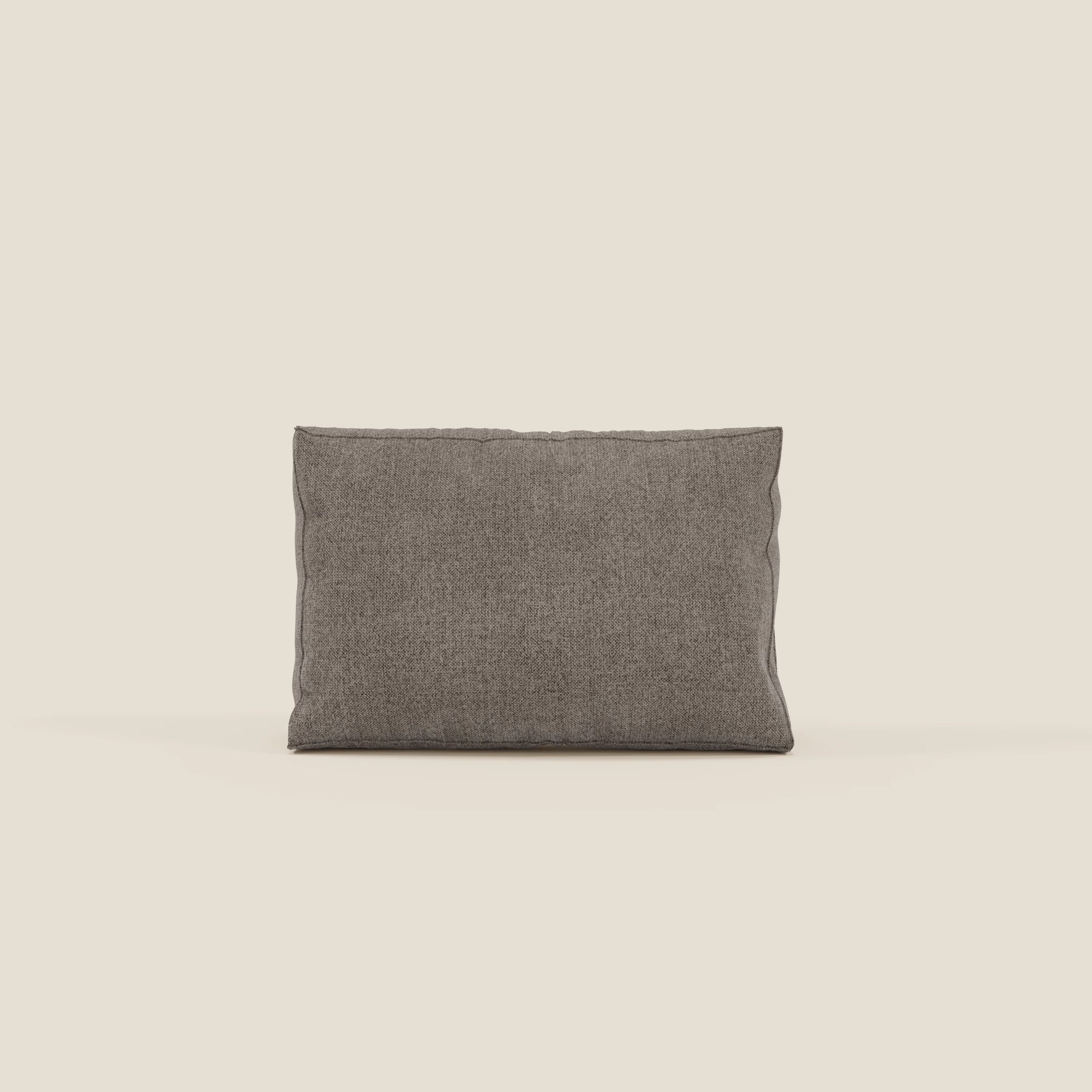 Un primo piano del cuscino schienale BonBon di Divani.Store in smacchiabile talpa T23 mostra la sua consistenza morbida e il suo design elegante, perfetto per completare qualsiasi divano modulare BonBon. Disponibile in 2 misure.