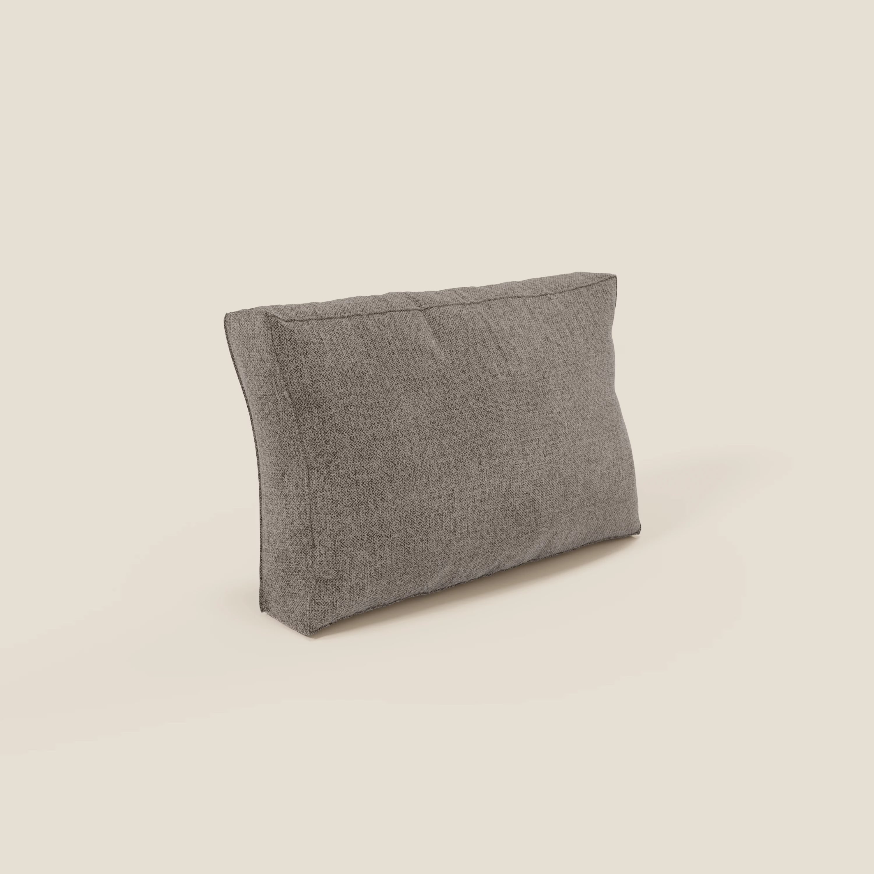 Il cuscino schienale BonBon di Divani.Store, in tessuto smacchiabile T23 talpa, si erge su uno sfondo bianco sporco, proiettando una leggera ombra sulla destra. Disponibile in 2 misure.