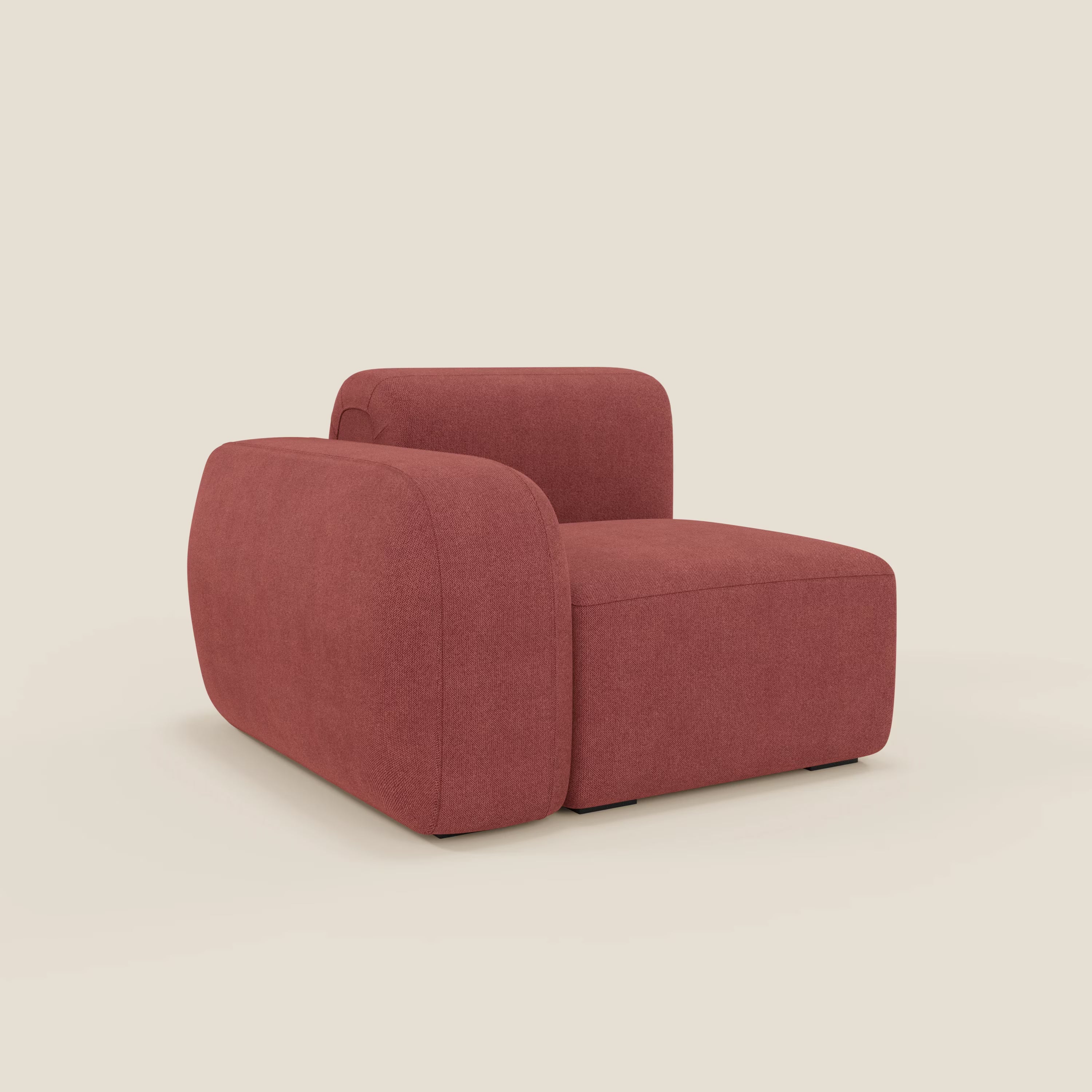 BonBon modulo terminale 105 cm di Divani.Store è una moderna poltrona senza braccioli dalle curve morbide e dal profilo basso, rivestita in tessuto T23 rosso ciliegia, facile da pulire, per un comfort ampio e invitante su uno sfondo beige chiaro.