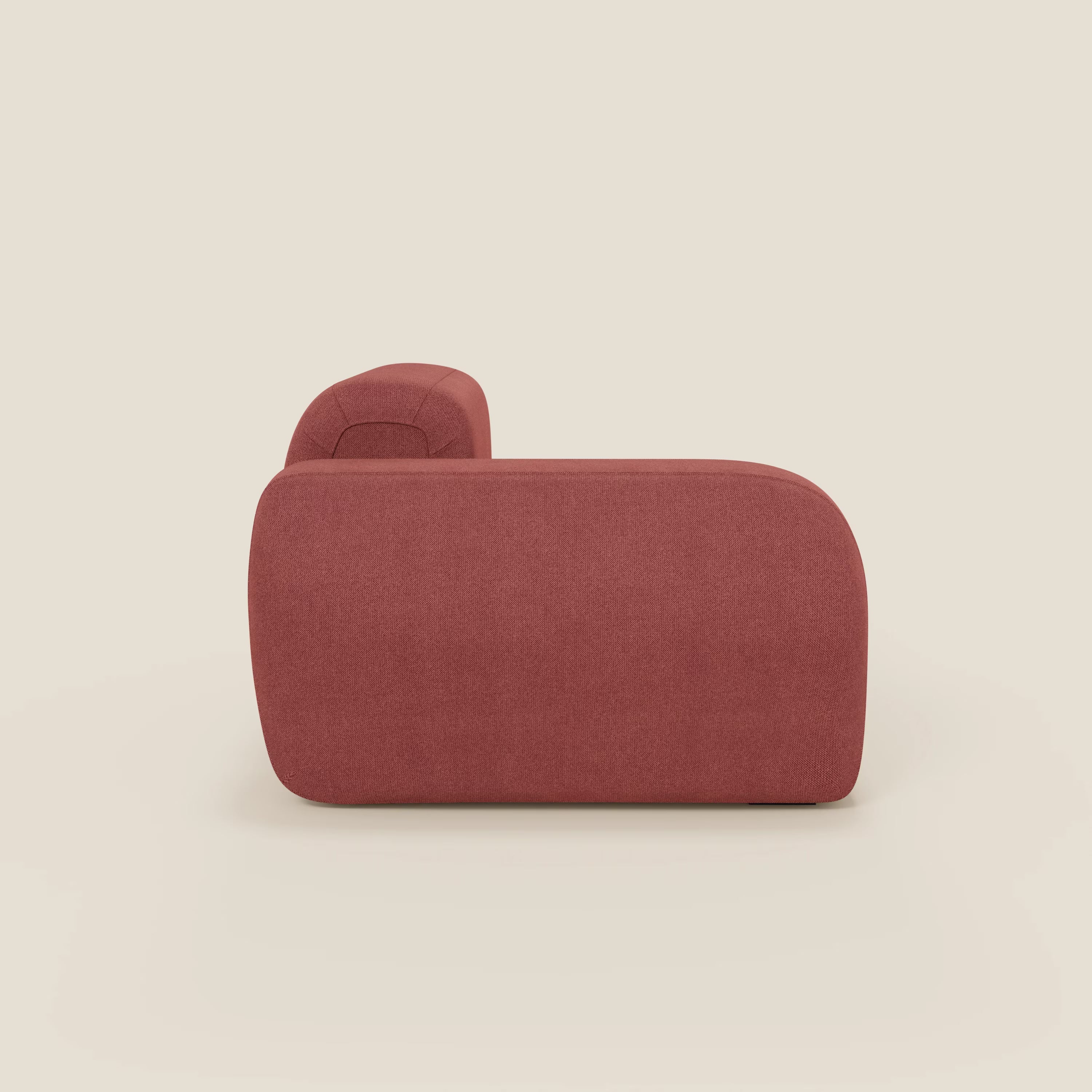 Un elegante e minimalista BonBon modulo terminale 105 cm di Divani.Store in tessuto antimacchia T23 rosso ciliegia è presentato lateralmente su uno sfondo beige chiaro, con texture liscia, bordi arrotondati e schienale basso.