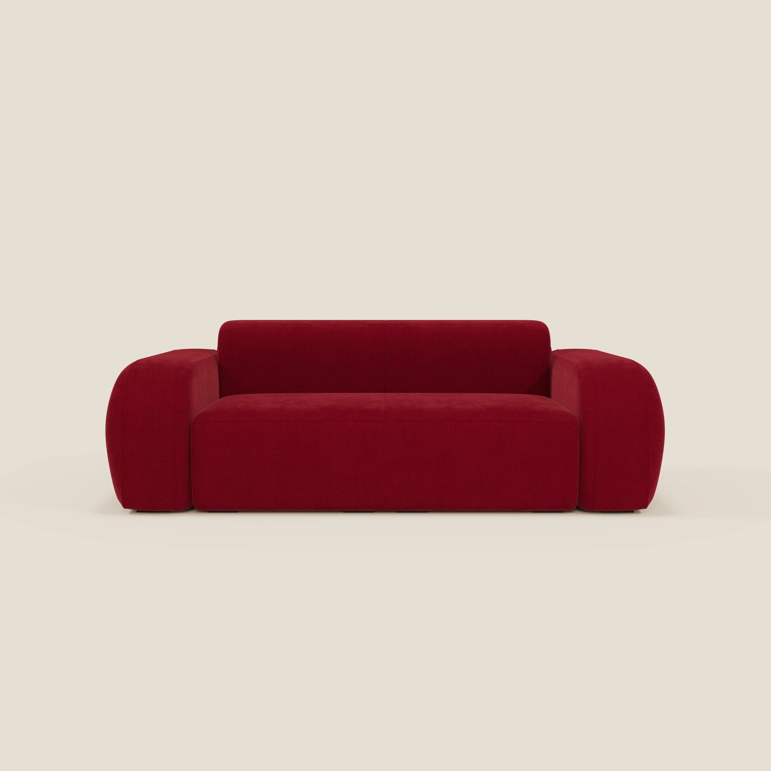 Il BonBon Divano modulare Lineare 220 di Divani.Store è caratterizzato da un tessuto antimacchia T23 bordeaux intenso, da uno schienale basso, da una seduta spessa e da braccioli arrotondati e sovradimensionati in un design elegante e minimalista senza gambe su uno sfondo beige.