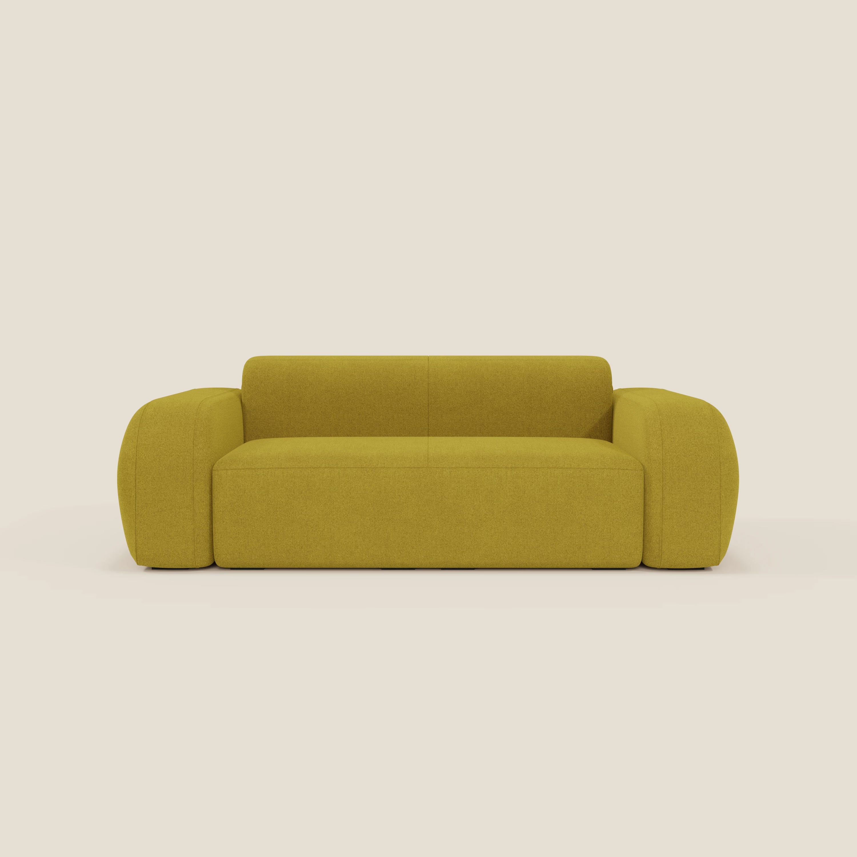 Il BonBon Divano modulare Lineare 220 di Divani.Store è caratterizzato da un design contemporaneo e compatto in tessuto antimacchia T23 giallo sole, con braccioli arrotondati e seduta/schienale squadrati, su uno sfondo bianco sporco. Non ci sono gambe o elementi decorativi visibili.