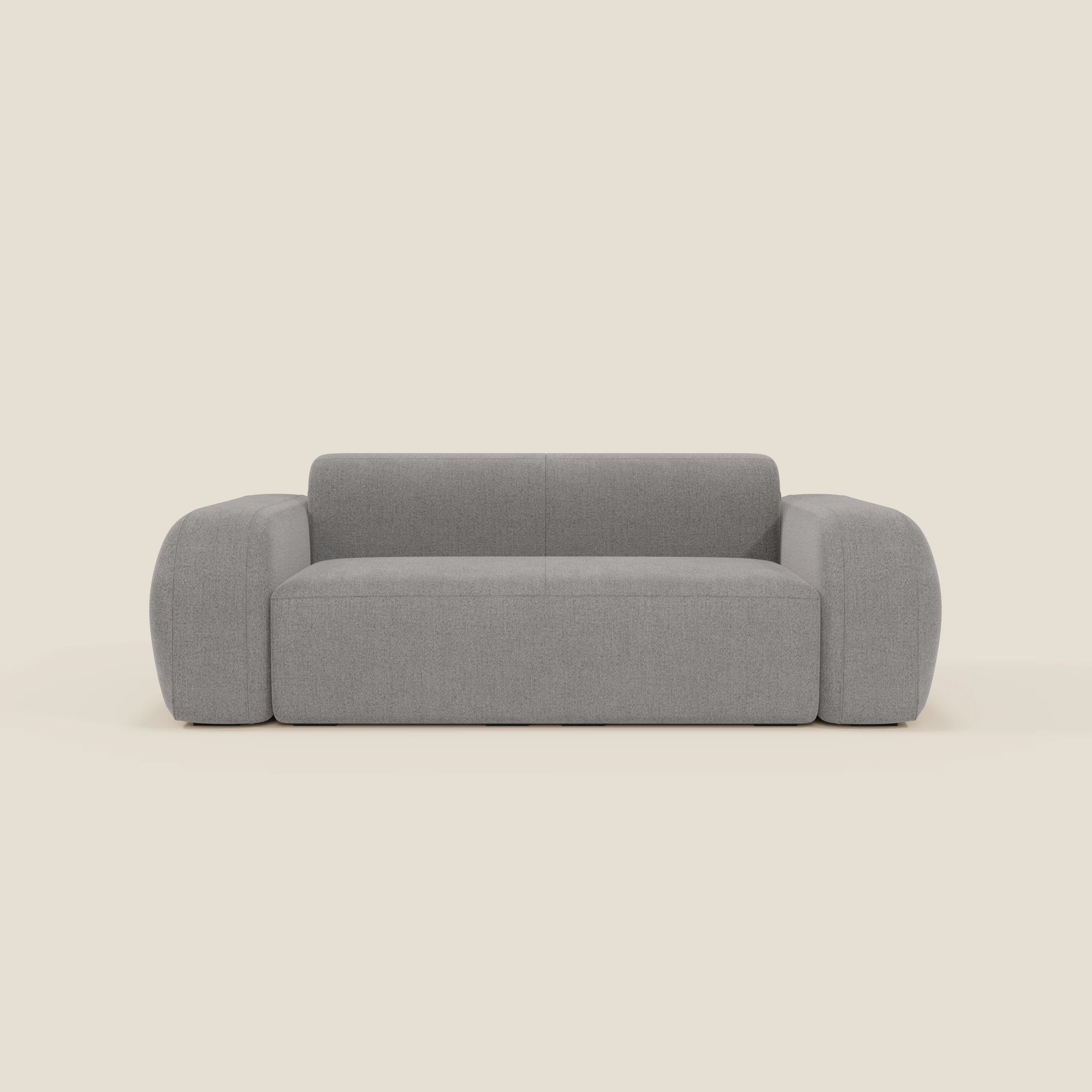 Il BonBon Divano modulare Lineare 220 di Divani.Store è un divano moderno grigio con seduta unica squadrata, ampi braccioli arrotondati e schienale basso, rivestito in smacchiabile T23 tessuto grigio su sfondo beige chiaro.