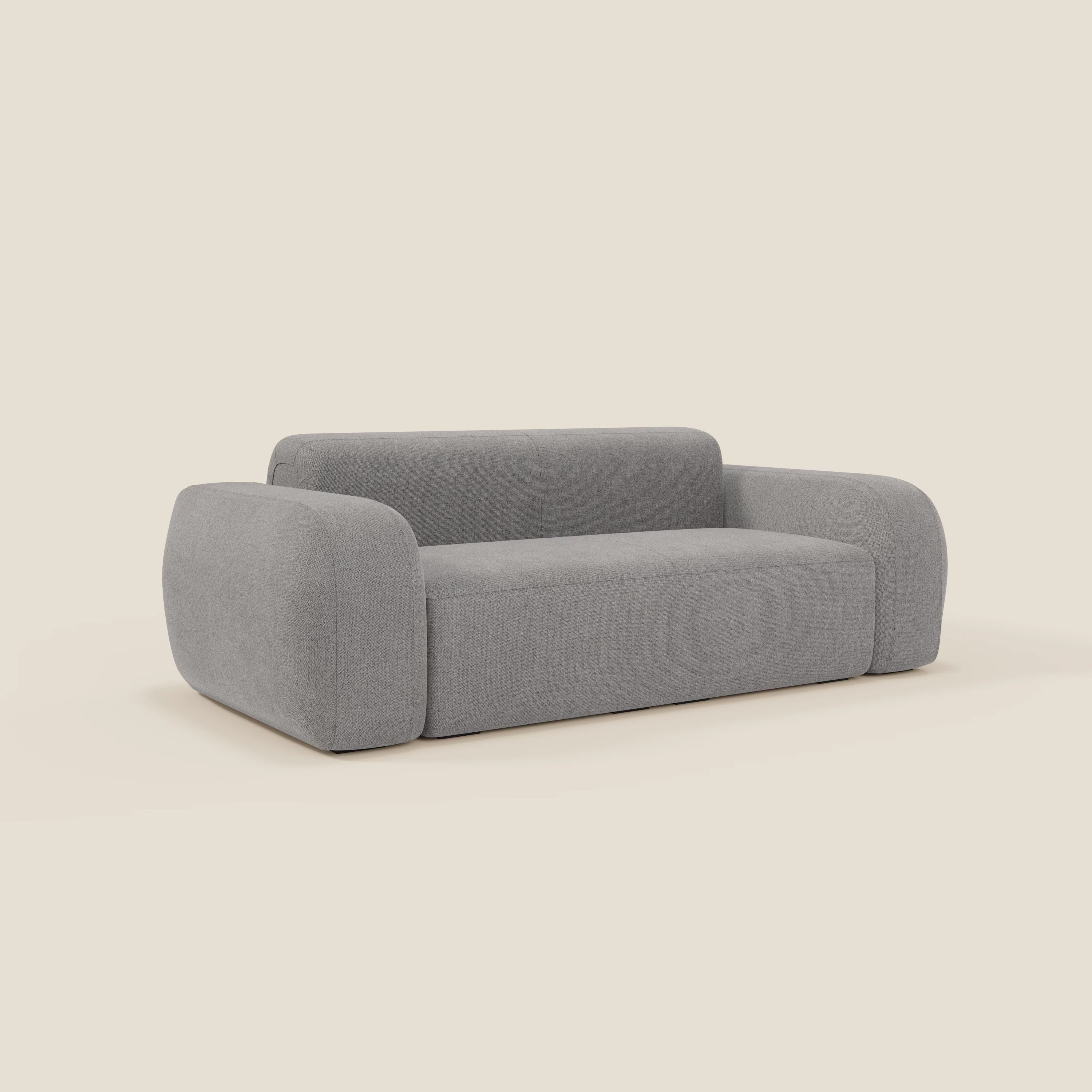 Il BonBon Divano modulare Lineare 220 di Divani.Store è caratterizzato da un look moderno e minimalista, con spessi braccioli arrotondati, schienale basso e design morbido e squadrato. Rivestito in tessuto antimacchia T23 grigio chiaro per uno stile elegante e compatto.