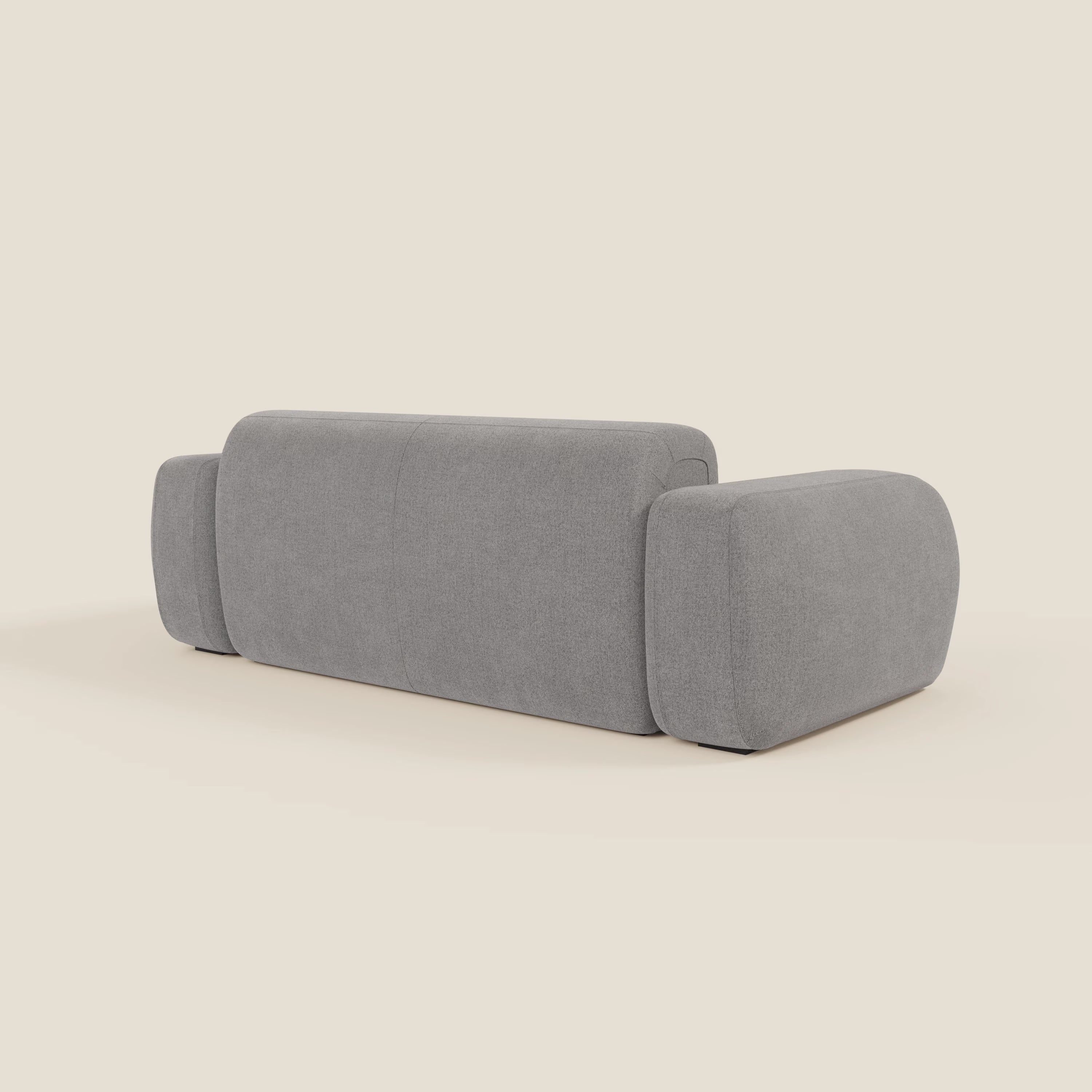 Il BonBon Divano modulare Lineare 220 di Divani.Store, visto di schiena e di lato, è caratterizzato da braccioli ampi e arrotondati e da uno schienale basso in tessuto smacchiabile grigio T23, il cui design minimalista è messo in risalto su uno sfondo beige semplice.