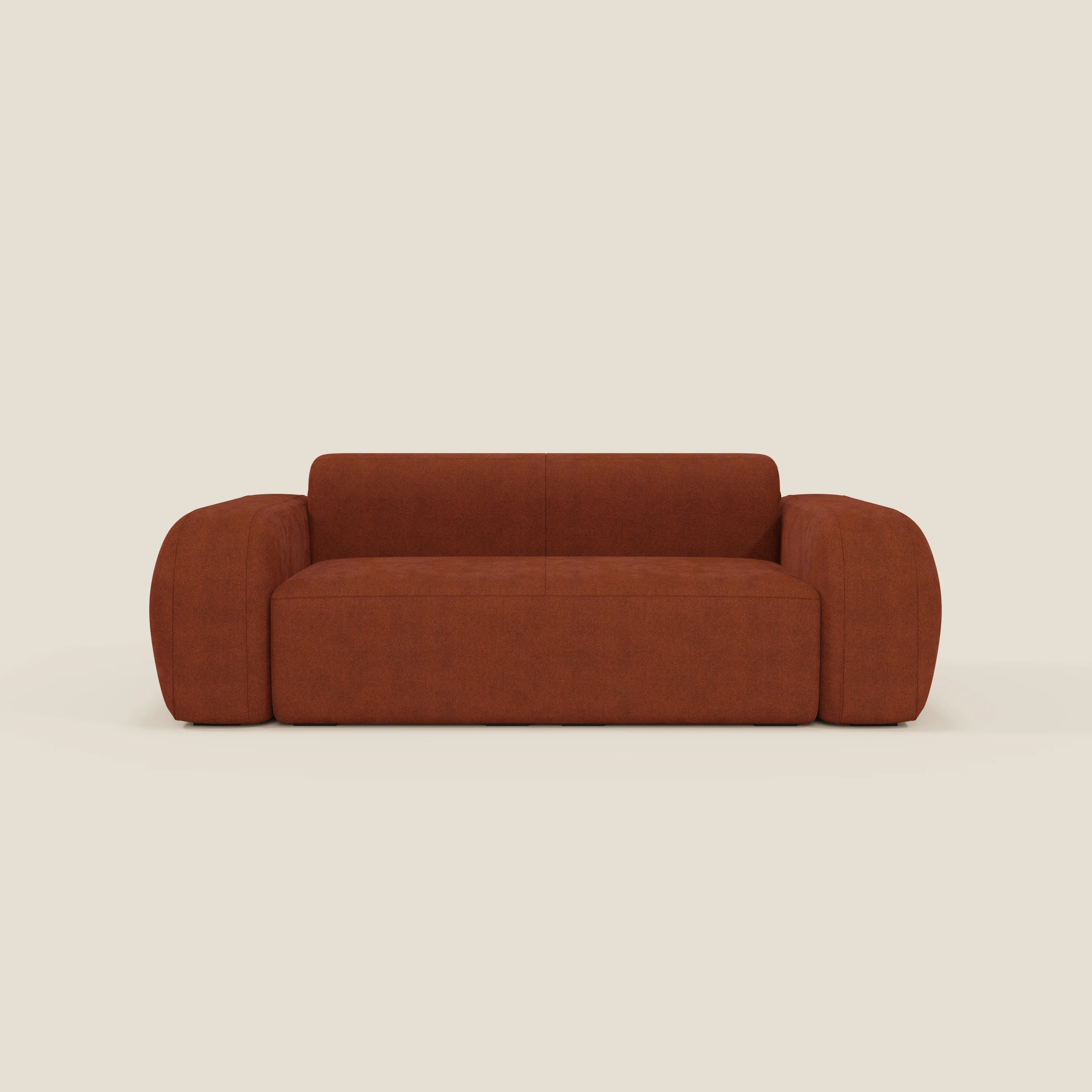 Il BonBon Divano modulare Lineare 220 di Divani.Store è caratterizzato da una seduta singola in tessuto antimacchia T23 ruggine, con braccioli arrotondati, schienale basso e linee morbide e squadrate che creano un look minimalista e moderno su uno sfondo beige.