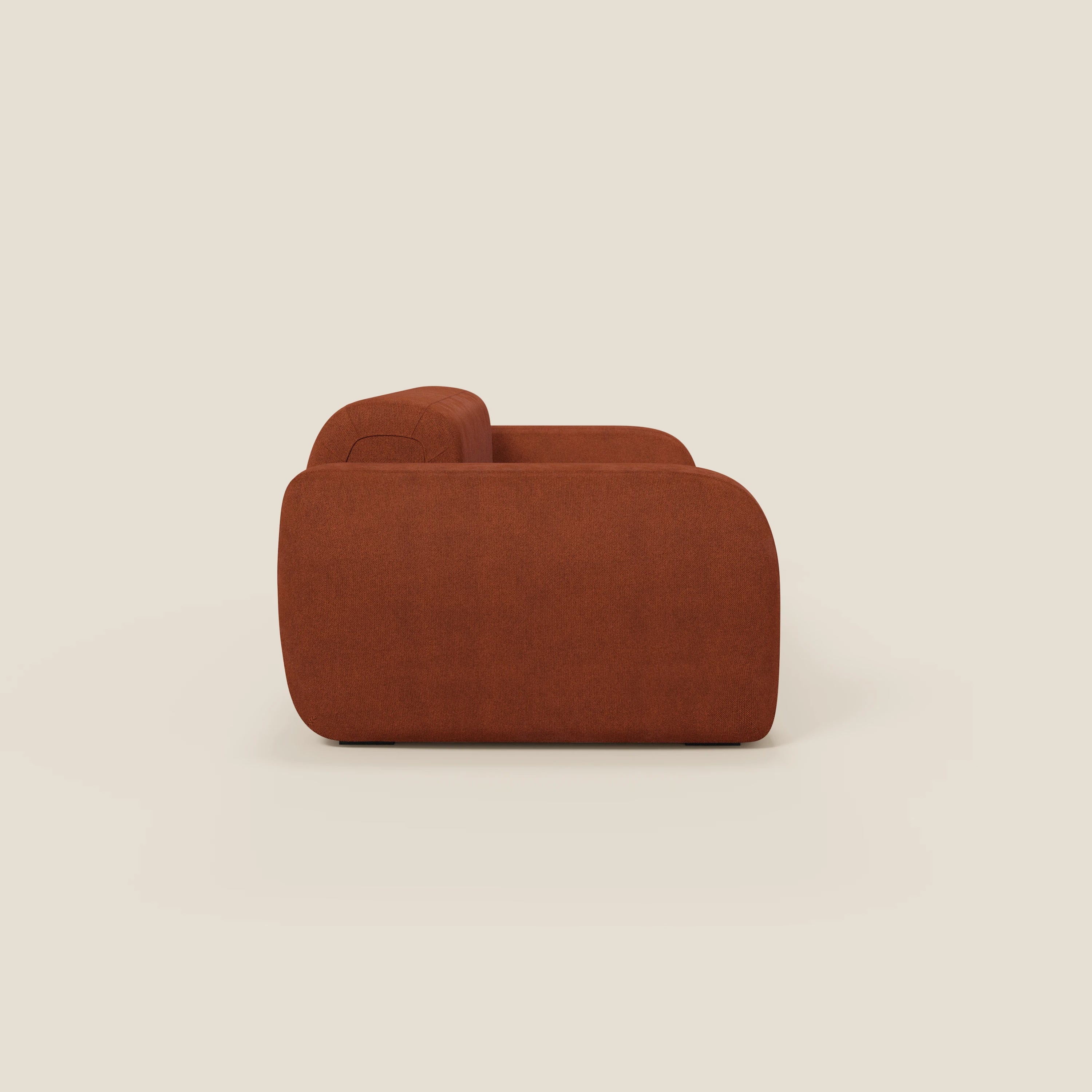 Vista laterale del BonBon Divano modulare Lineare 220 di Divani.Store in tessuto smacchiabile T23 ruggine, caratterizzato da un design moderno e minimalista con bordi arrotondati e un profilo basso e squadrato su uno sfondo beige chiaro.