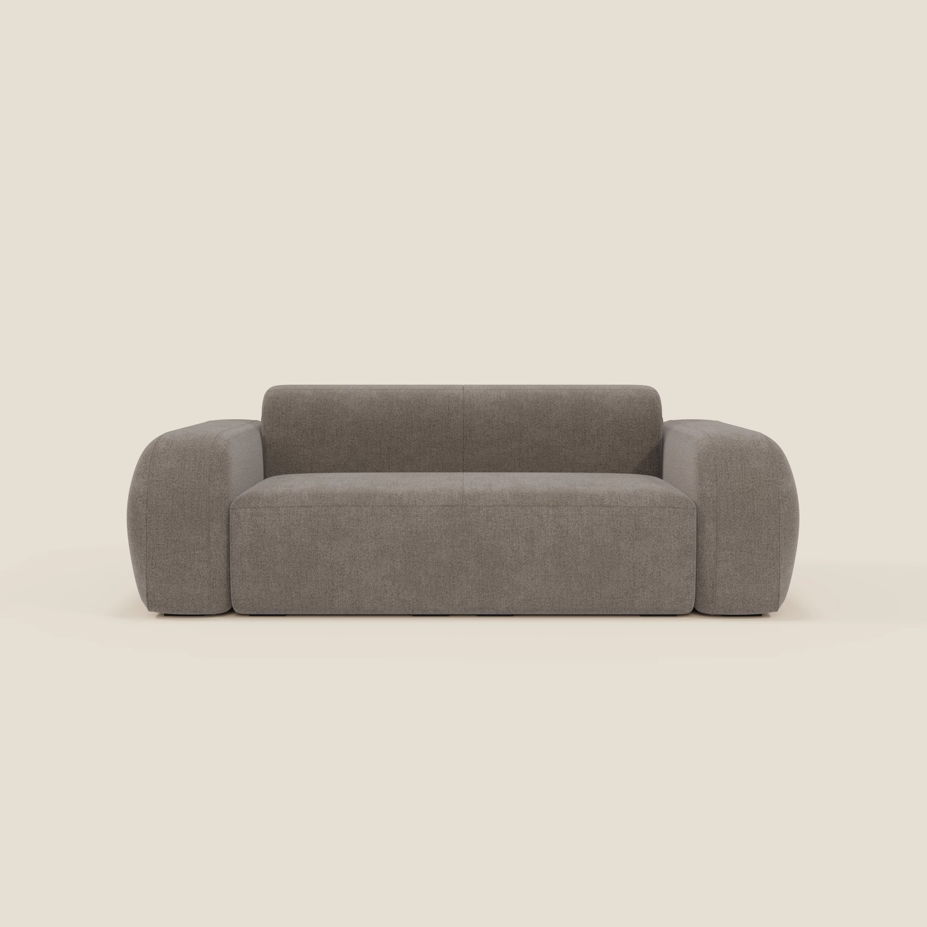 Il BonBon Divano modulare Lineare 220 di Divani.Store è un moderno divano grigio con braccioli larghi e arrotondati, schienale basso e bordi morbidi e curvi. Rivestito in tessuto talpa smacchiabile T23, si colloca su uno sfondo beige chiaro.