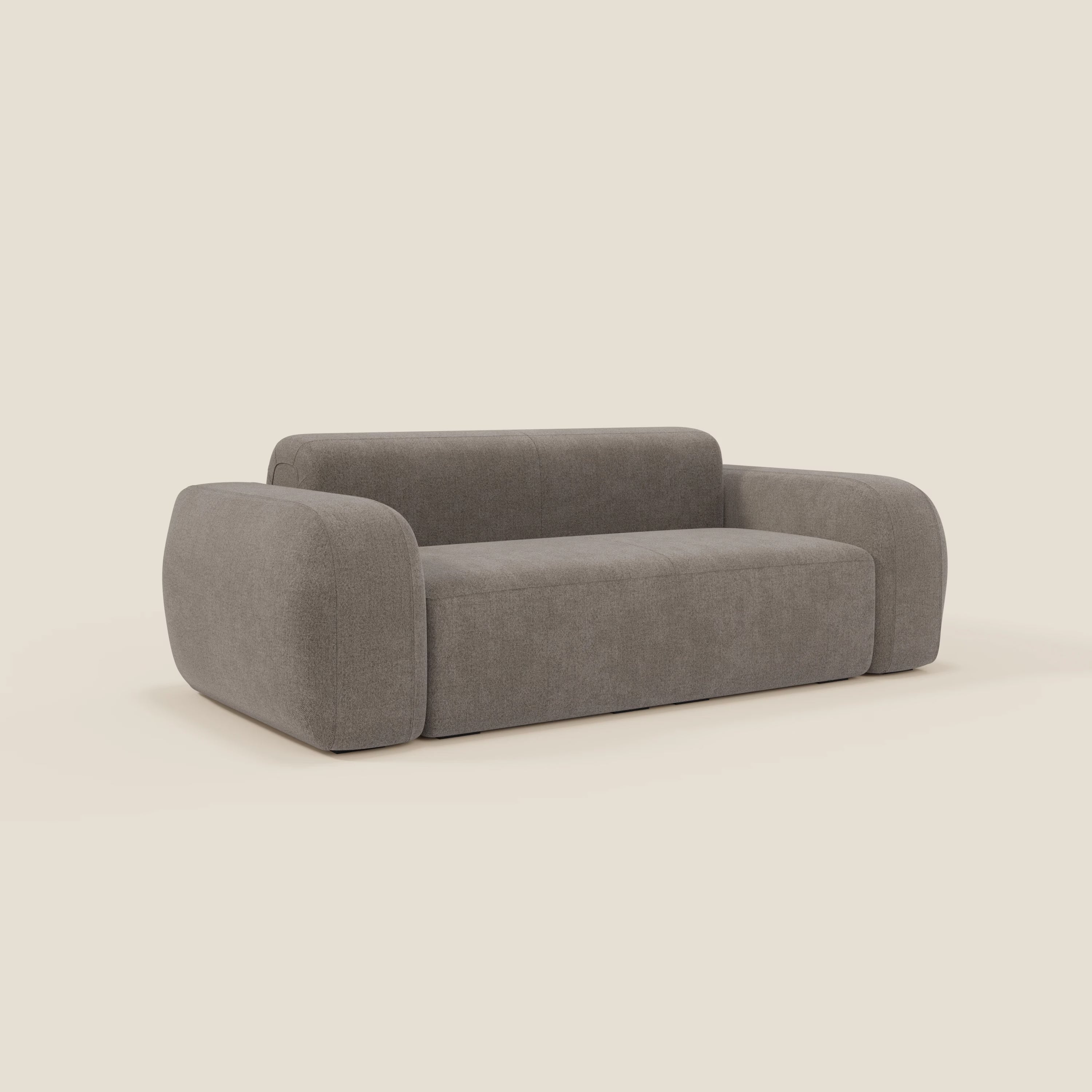 Il BonBon Divano modulare Lineare 220 di Divani.Store, in tessuto smacchiabile T23 talpa, si staglia su uno sfondo bianco, unendo stile contemporaneo e comfort.