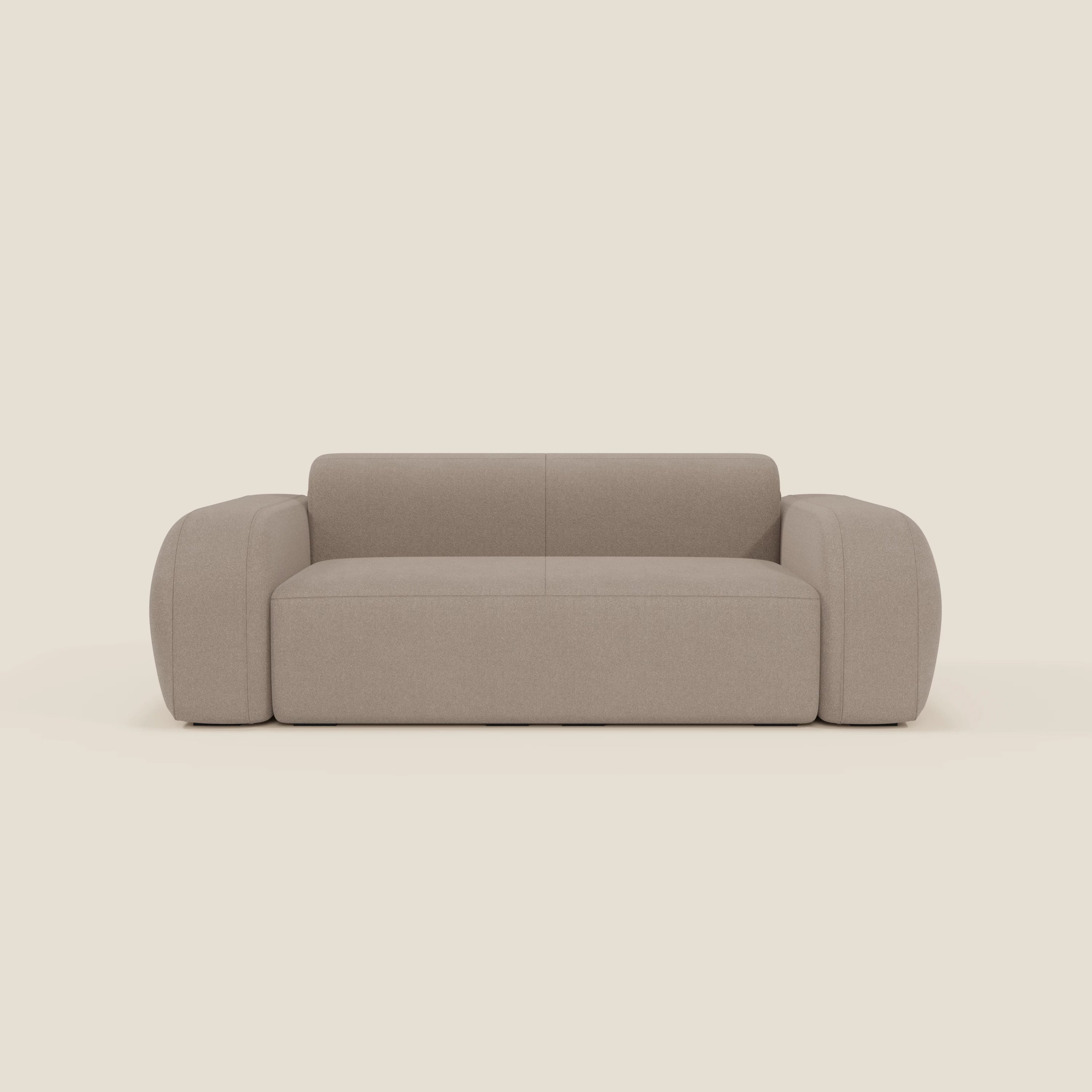Il BonBon Divano modulare Lineare 220 di Divani.Store è un divano moderno e compatto di colore beige, dal design squadrato e minimale, con braccioli spessi e arrotondati, schienale basso e seduta singola in tessuto tortora T23, facile da pulire, su uno sfondo bianco sporco.