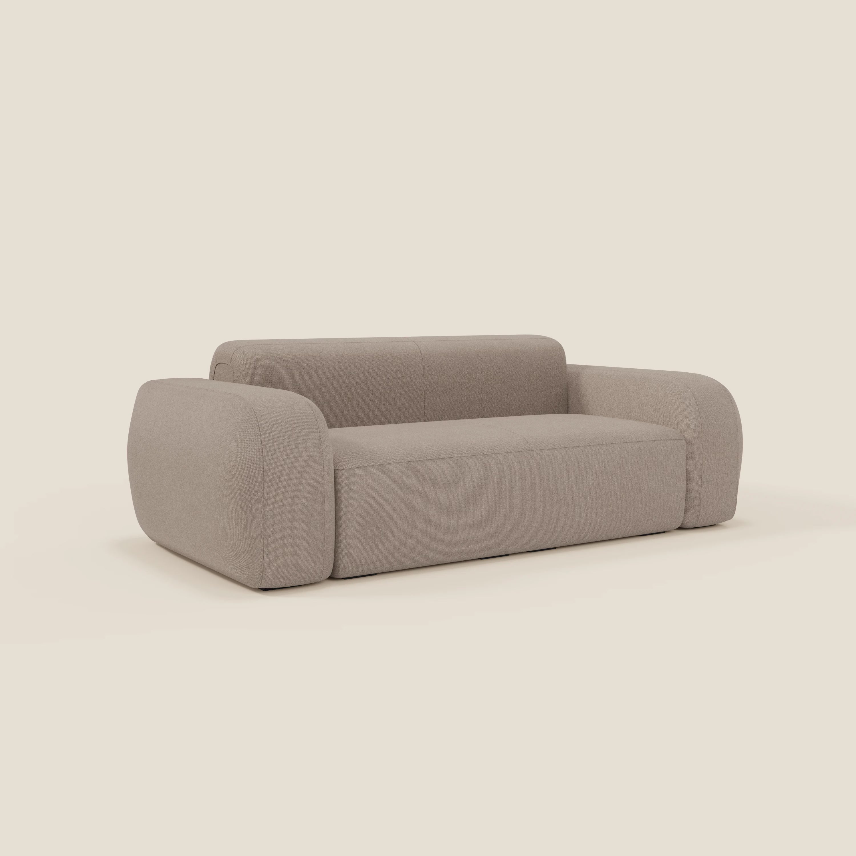 Il BonBon Divano modulare Lineare 220 di Divani.Store è caratterizzato da una seduta unica in tessuto smacchiabile T23 tortora, con braccioli spessi e arrotondati, uno schienale basso e un design moderno e minimalista per un comfort avvolgente.