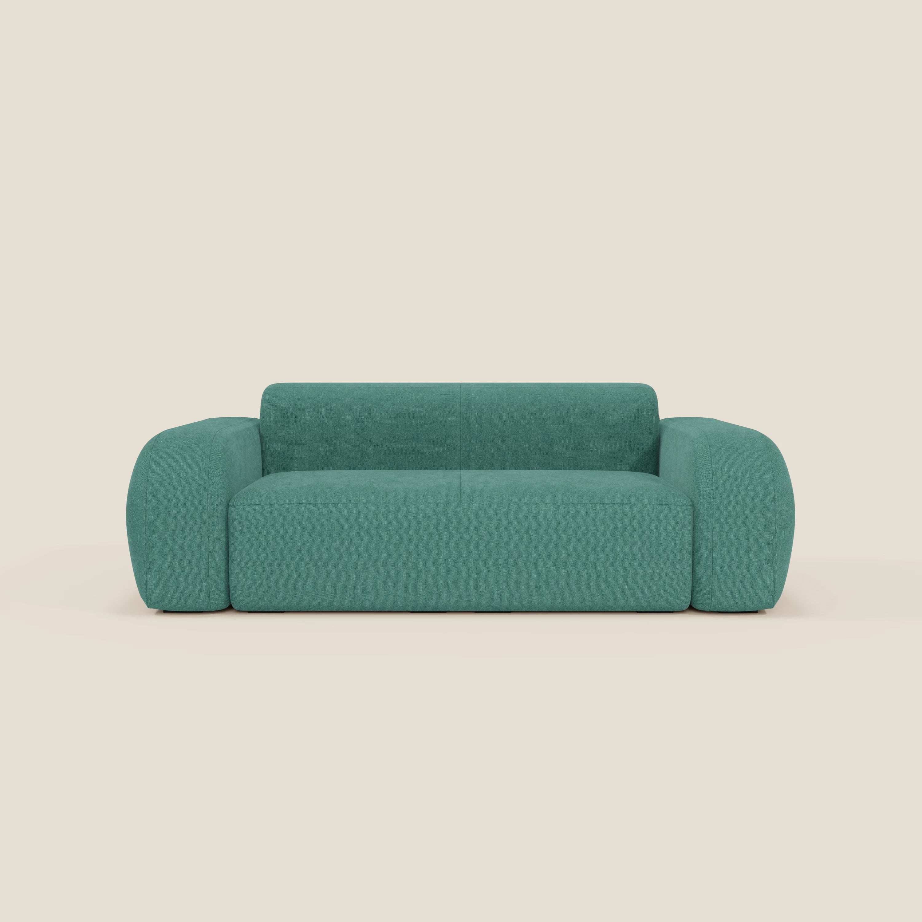 Il BonBon Divano modulare Lineare 220 di Divani.Store è un divano moderno e compatto in tessuto verde acqua T23 smacchiabile con seduta unica in peluche, braccioli e schienale arrotondati, senza gambe o cuscini a vista, su uno sfondo beige chiaro.