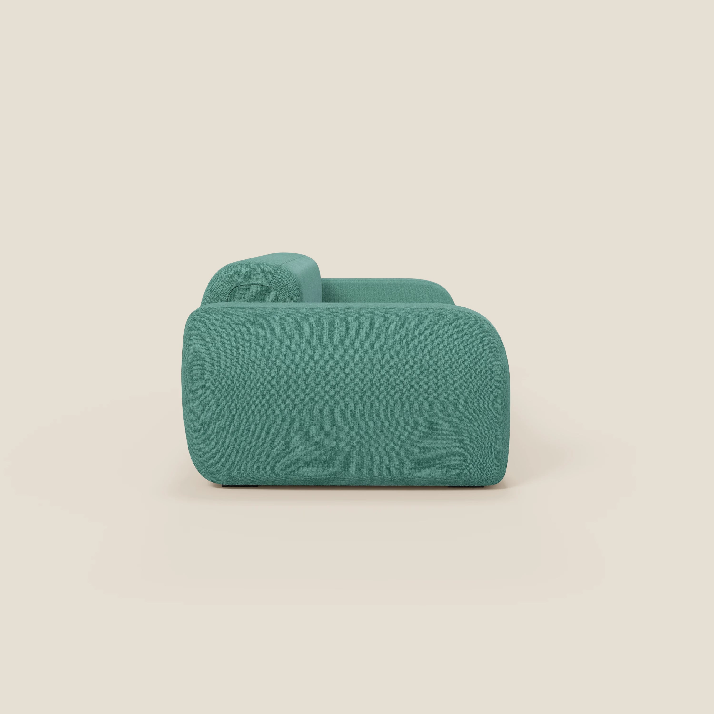 Il BonBon Divano modulare Lineare 220 di Divani.Store è caratterizzato da un design morbido e minimalista in tessuto antimacchia T23 verde acqua, con bracciolo e schienale arrotondati. Presentato di lato su uno sfondo beige chiaro, le gambe non sono visibili.