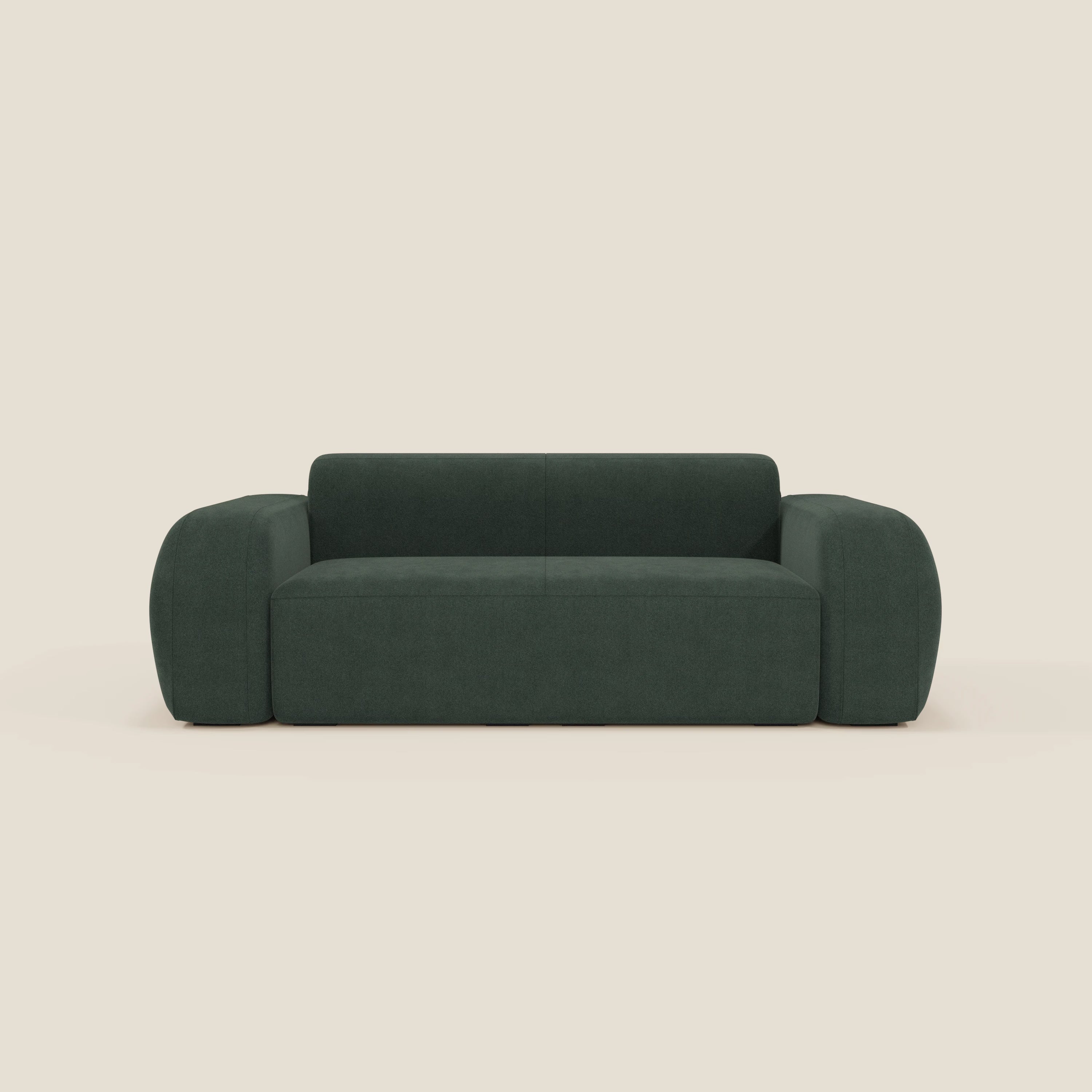 Il BonBon Divano modulare Lineare 220 di Divani.Store è un divano moderno e compatto di colore verde scuro, con spessi braccioli arrotondati, una silhouette squadrata e un rivestimento liscio in tessuto antimacchia T23; presenta un design minimalista senza gambe o decorazioni visibili.