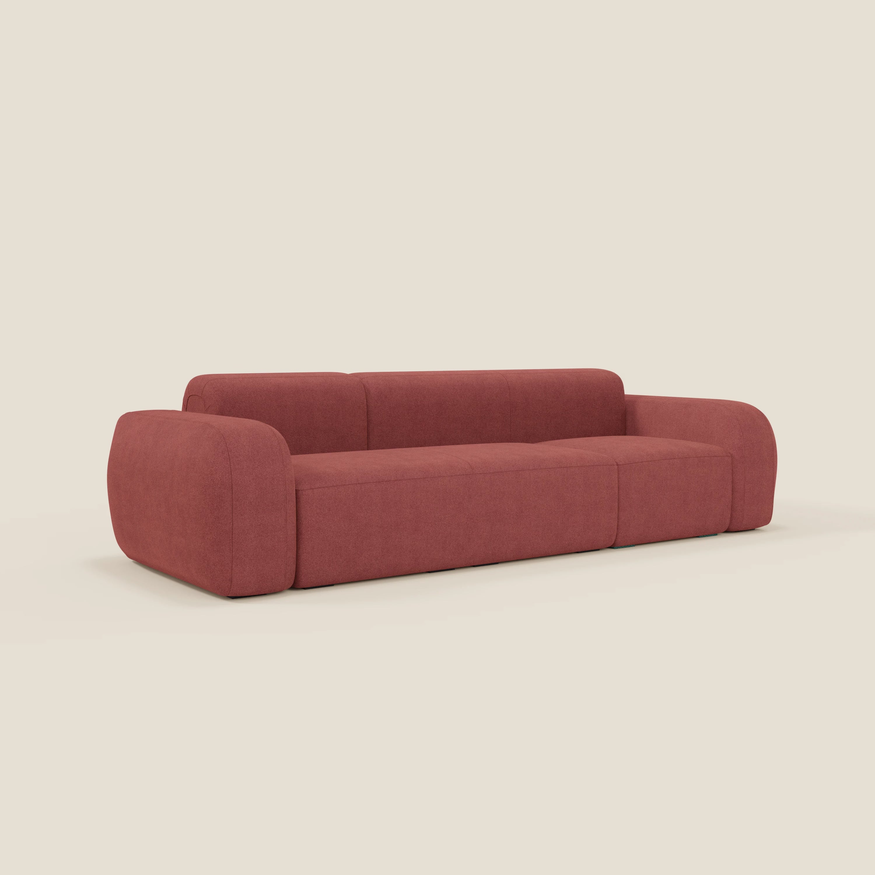 Il BonBon Divano componibile Composizione Spaccamattone di Divani.Store in tessuto smacchiabile T23 rosso ciliegia presenta profili arrotondati e ampi braccioli su uno sfondo beige chiaro, un design davvero unico.