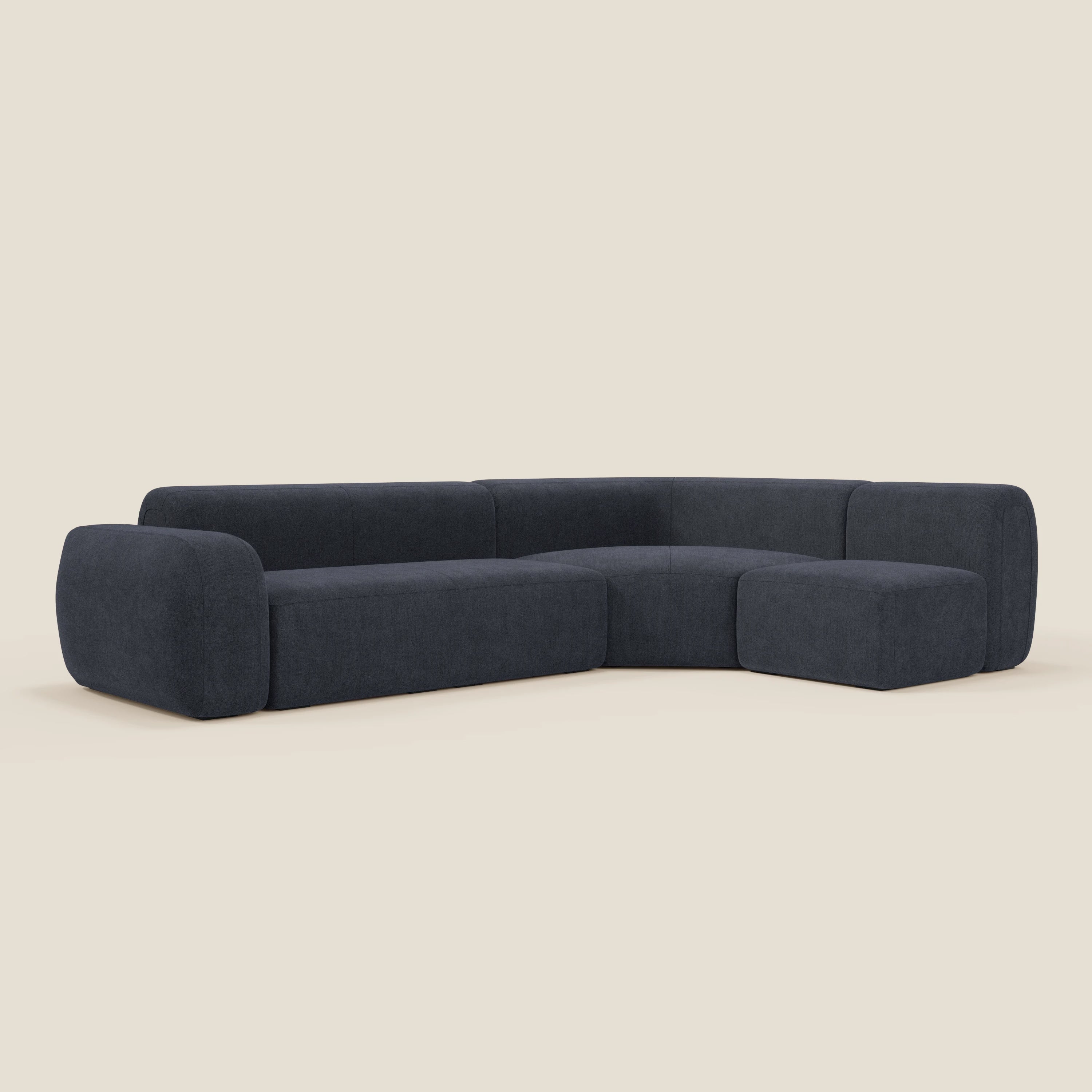 Il divano BonBon angolare componibile e modulare di Divani.Store è caratterizzato da un tessuto smacchiabile T23 blu ardesia, da morbidi bordi arrotondati e da un design minimalista a forma di L con schienale e braccioli a basso profilo, perfetto per uno spazio moderno.