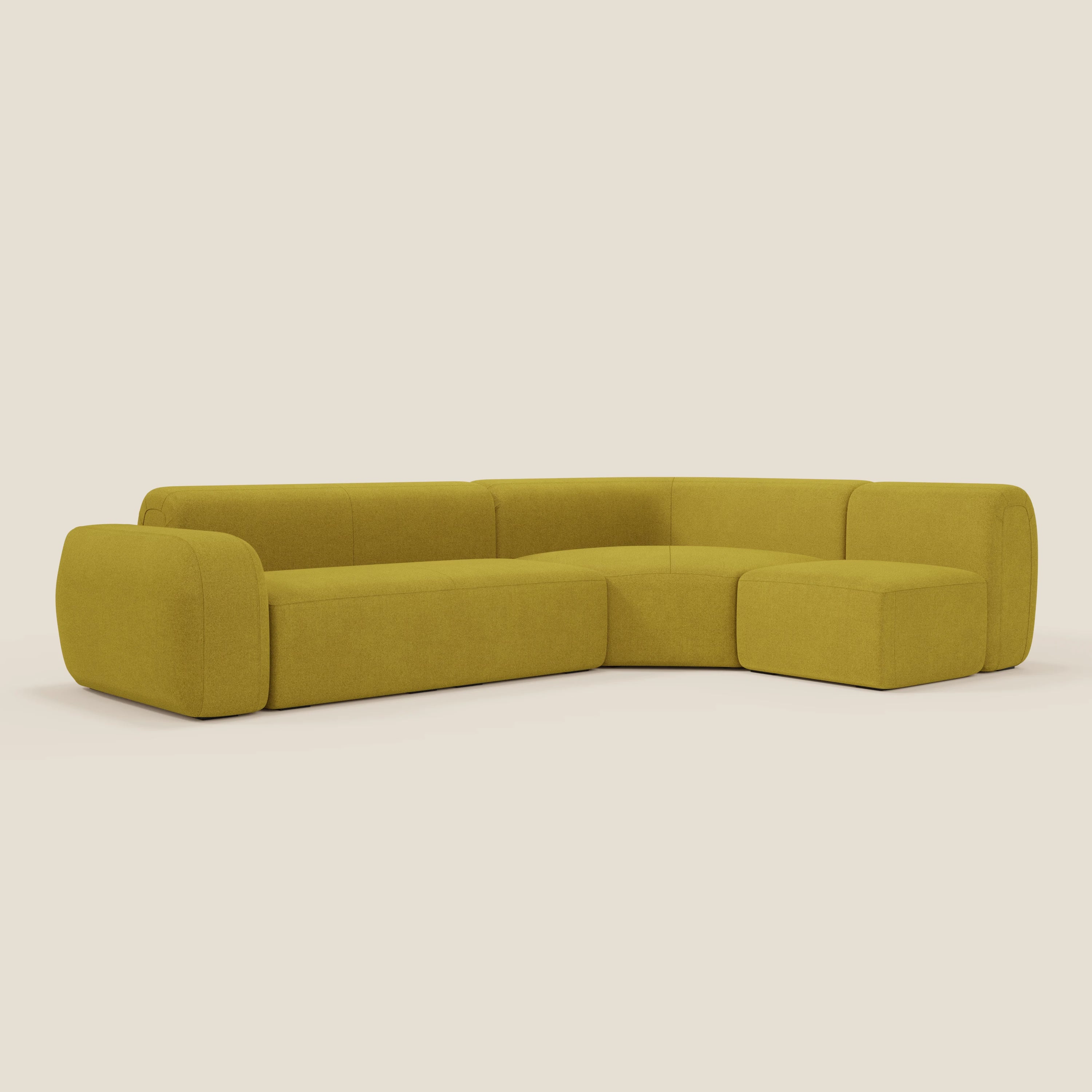 Il divano BonBon angolare componibile e modulare di Divani.Store è caratterizzato da cuscini e braccioli spessi e arrotondati in tessuto antimacchia T23 giallo sole, con un design pulito e minimalista che ne sottolinea lo stile contemporaneo.
