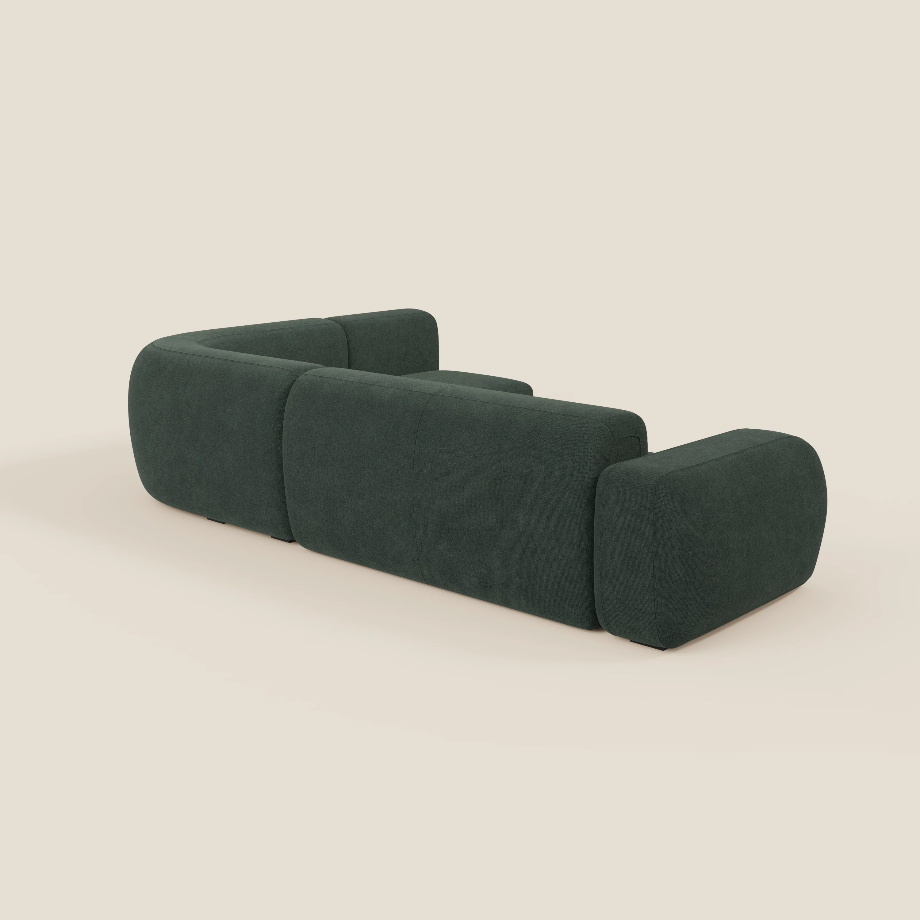 Il divano angolare componibile e modulare BonBon di Divani.Store, in tessuto smacchiabile T23 verde, è presentato dal retro su uno sfondo beige, che mette in evidenza la sua silhouette audace, i bordi arrotondati e la texture imbottita e soffice.