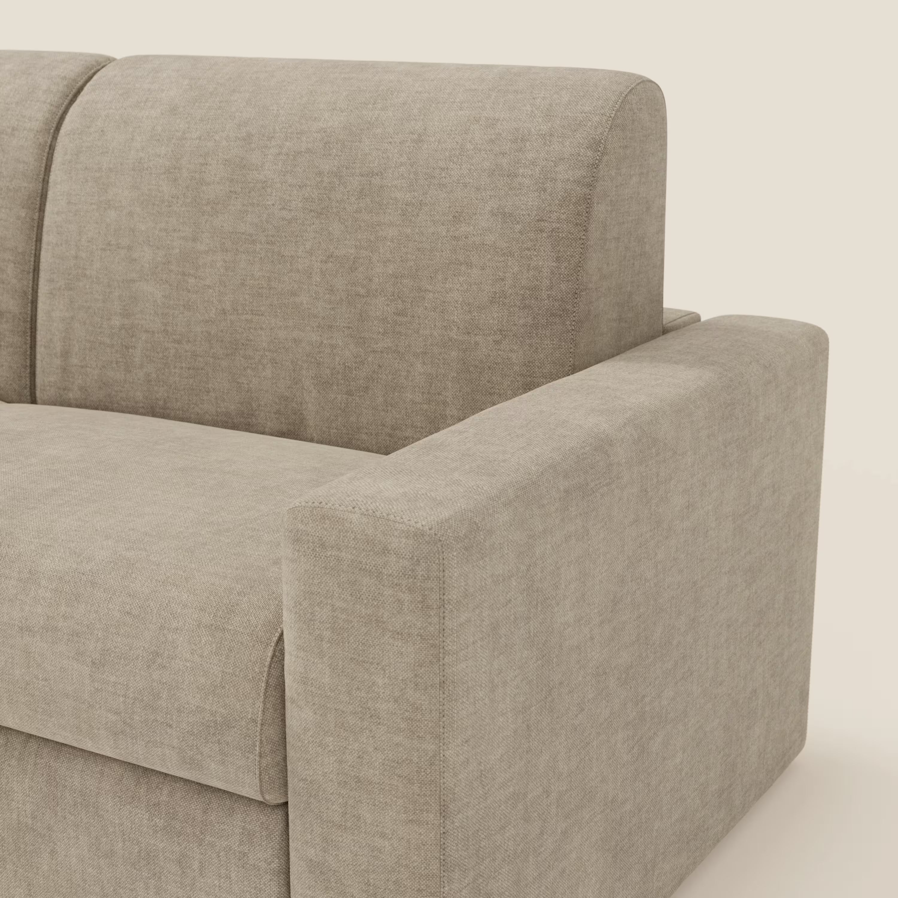 Un primo piano del Diomede Divano letto matrimoniale di Divani.Store in T35 beige velluto easy clean mostra il bracciolo destro, il cuscino di seduta e lo schienale. Il design moderno è caratterizzato da linee pulite e da cuscini ben imbottiti e sfoderabili su uno sfondo chiaro.