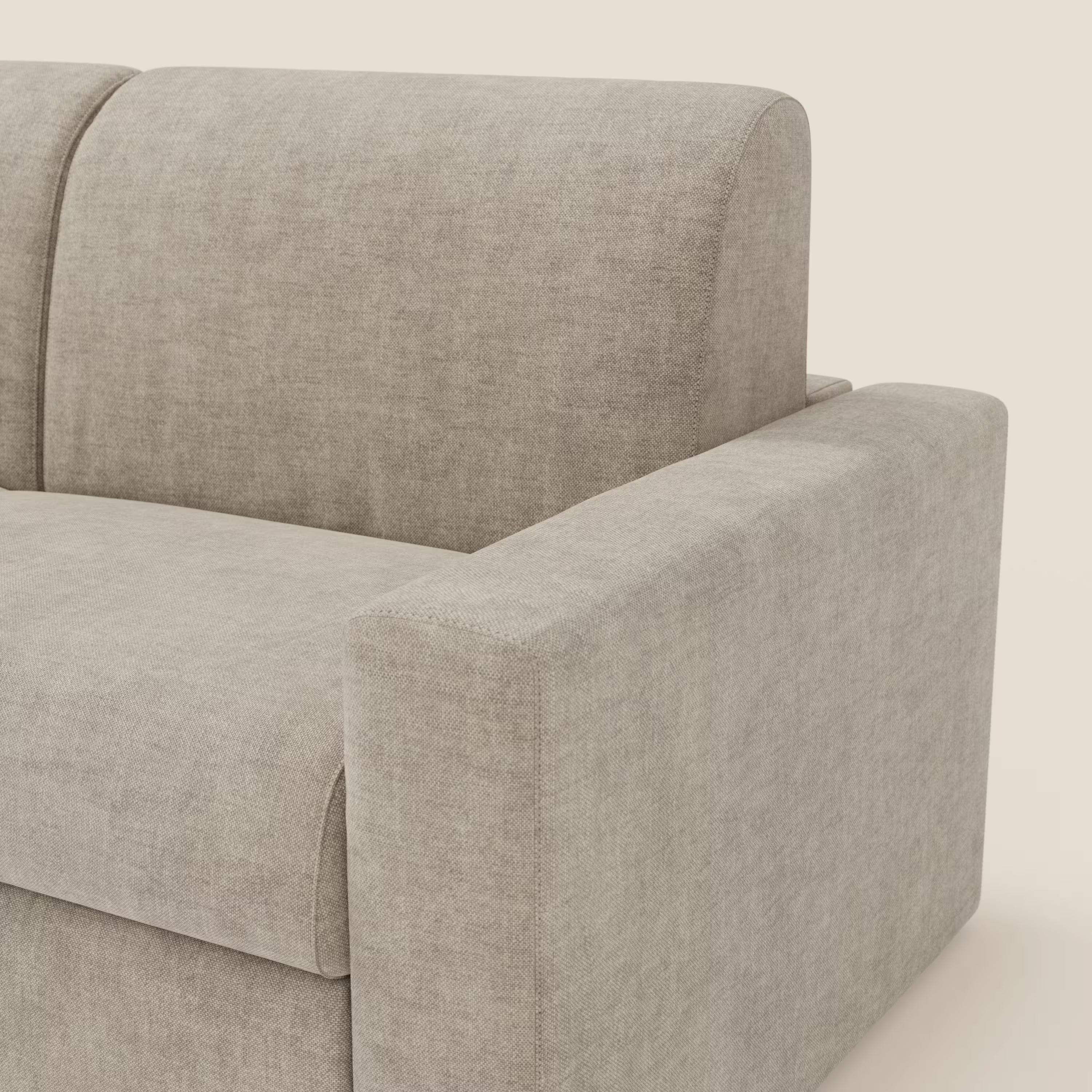 Un primo piano del letto matrimoniale Diomede Divano di Divani.Store mostra le sue linee moderne e il rivestimento in velluto panna T35, facile da pulire, sul bracciolo, sulla seduta e sullo schienale destro, su uno sfondo chiaro.