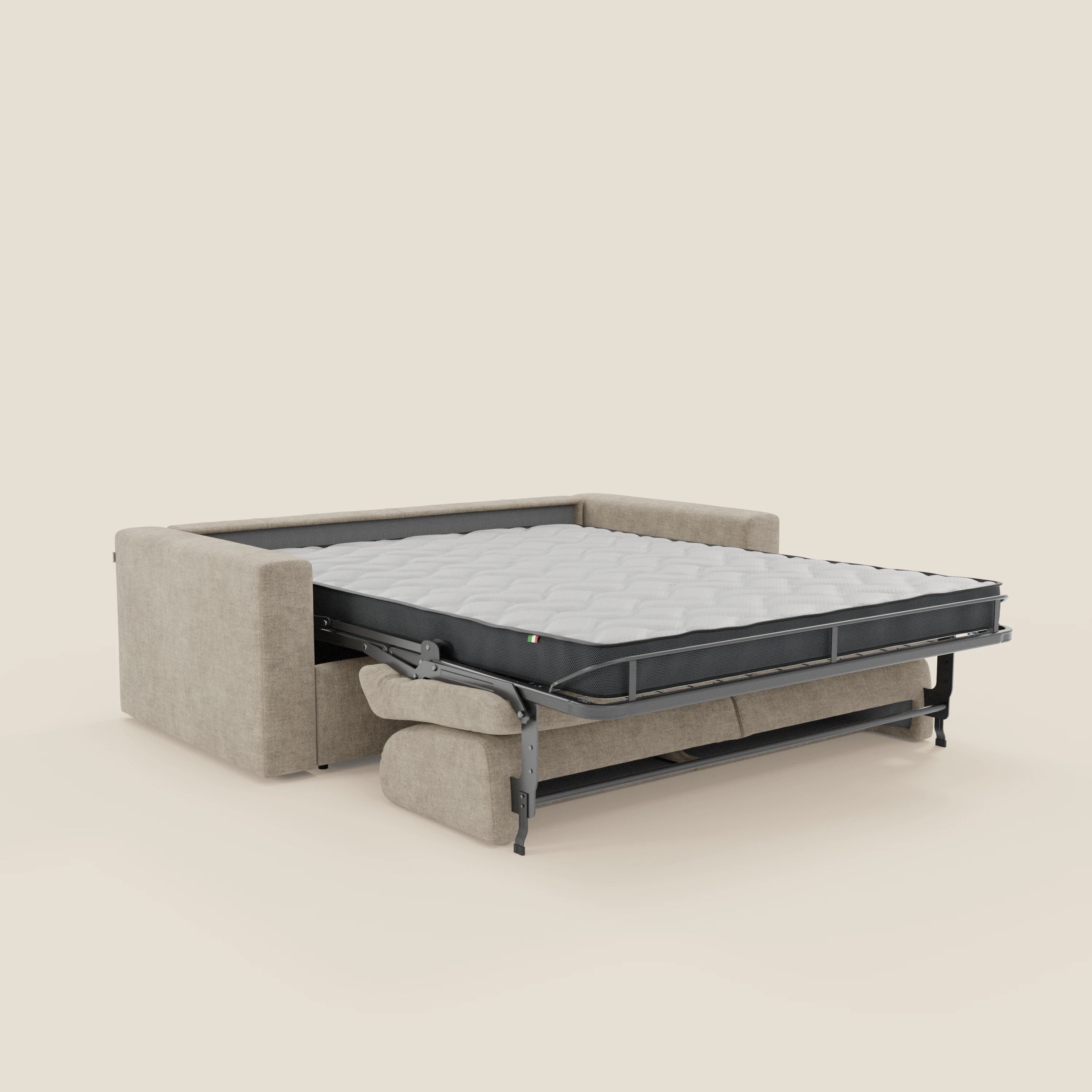 Il Diomede Divano letto matrimoniale in velluto easy clean sfoderabile di Divani.Store è caratterizzato da un design moderno in panna T35, con braccioli squadrati, struttura in metallo allungata e materasso dispiegato a vista su supporto nero su sfondo tinta unita.
