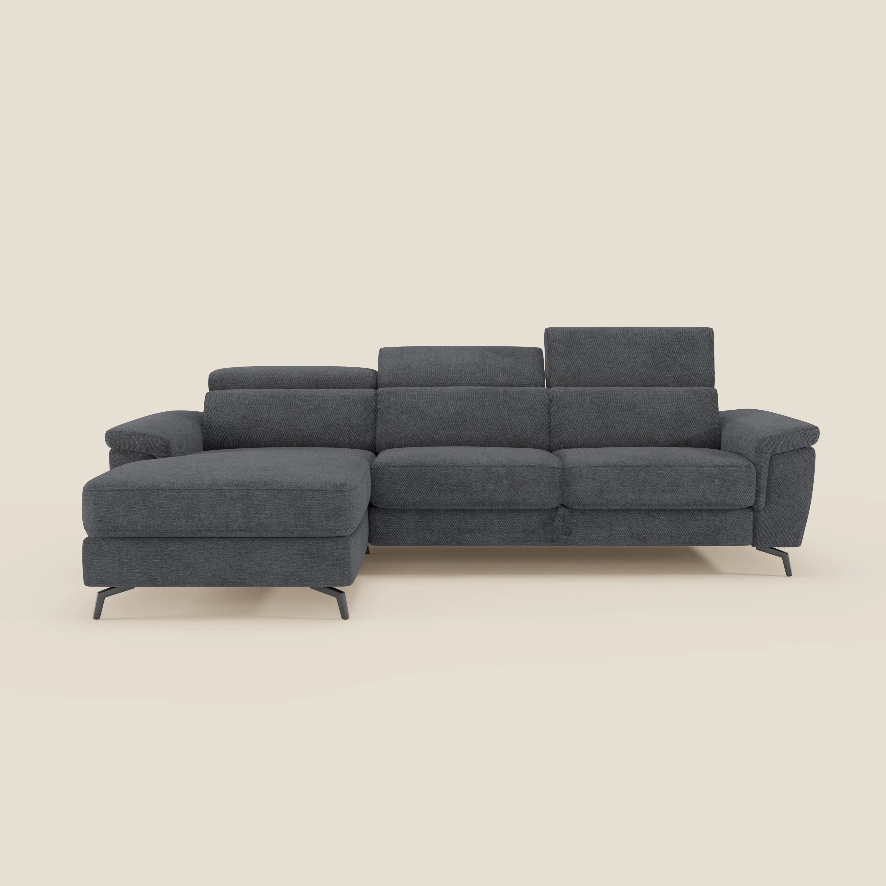 Il divano estraibile Estro di Divani.Store, in tessuto impermeabile T14 antracite, è caratterizzato da una chaise-longue sinistra, poggiatesta reclinabili, ampi braccioli e sottili gambe in metallo nero su sfondo beige chiaro.