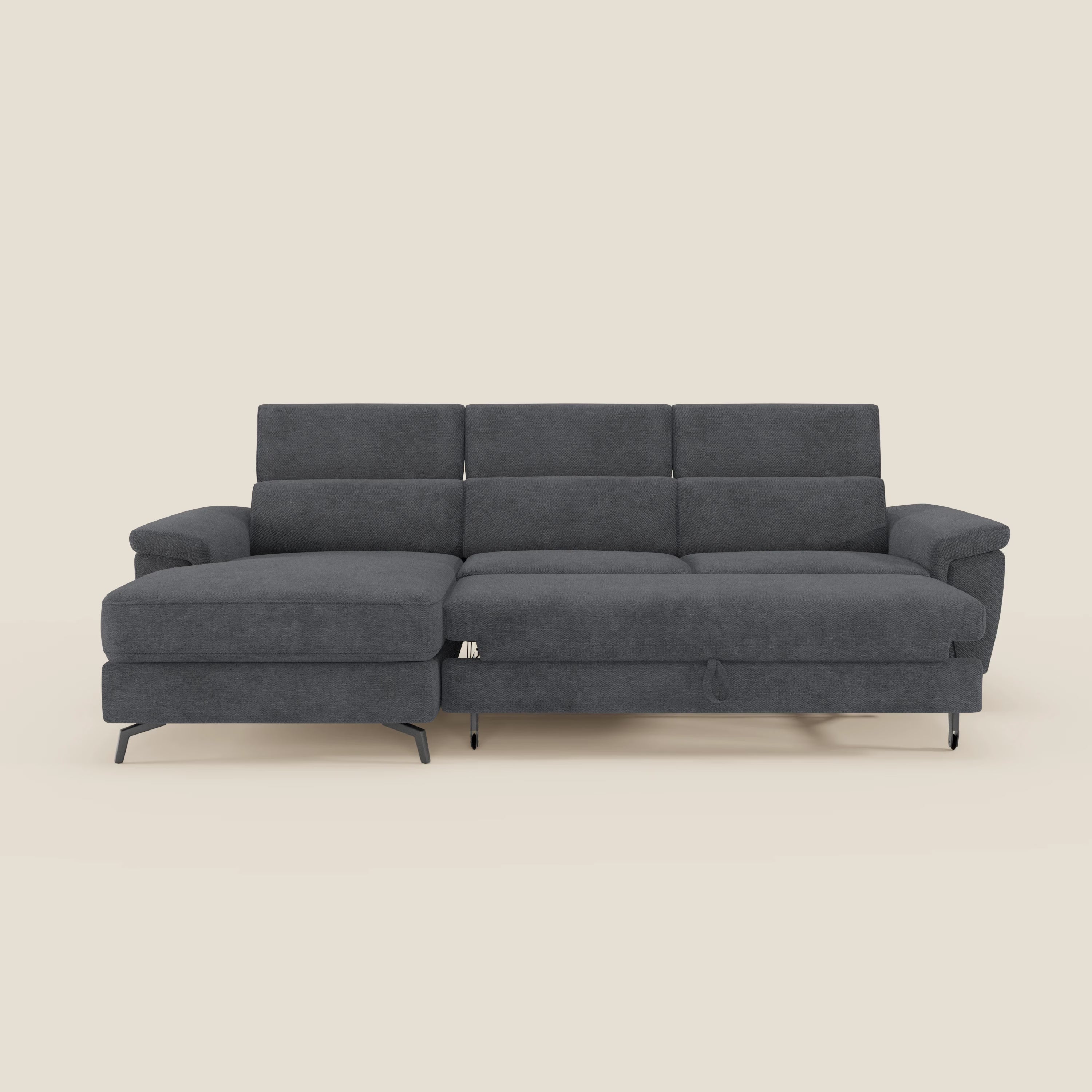 Il divano Estro estraibile di Divani.Store in impermeabile T14 antracite è caratterizzato da una chaise-longue sinistra, poggiatesta reclinabili, ampi braccioli, cuscini in feltro e gambe in metallo nero, su uno sfondo beige chiaro.