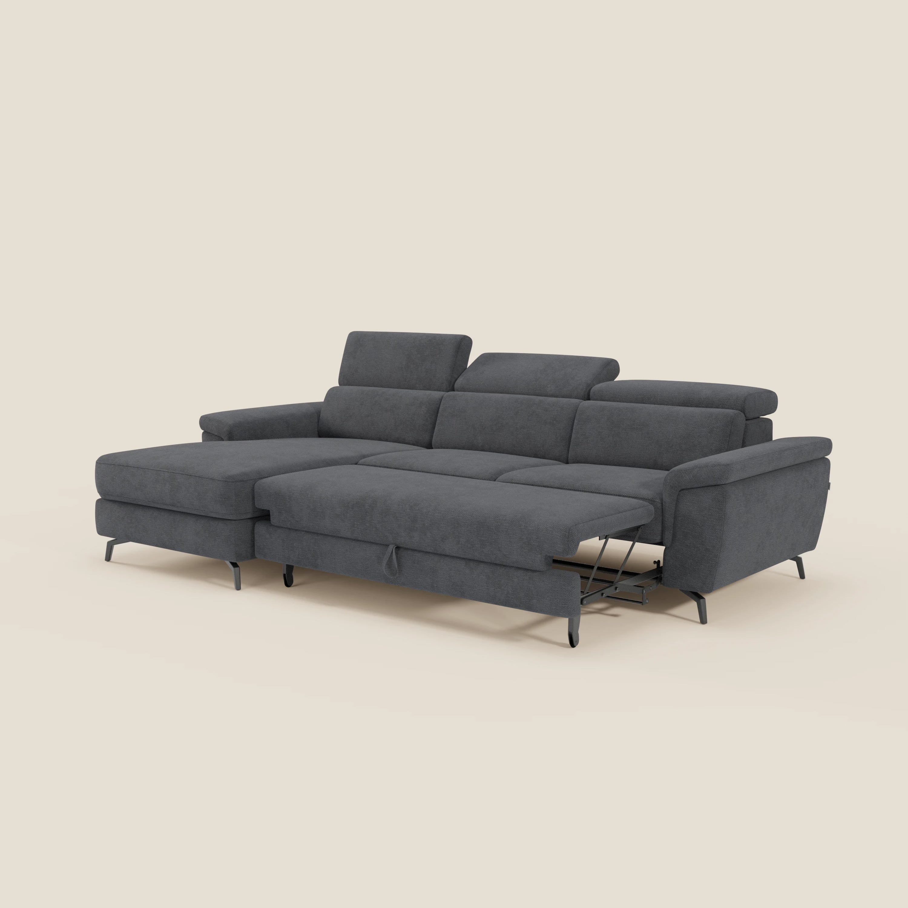 Il divano estraibile Estro di Divani.Store in tessuto impermeabile T14 antracite è caratterizzato da una chaise longue a sinistra, poggiatesta reclinabili, sottili gambe in metallo nero e seduta allungabile a destra, il tutto su uno sfondo color crema chiaro.
