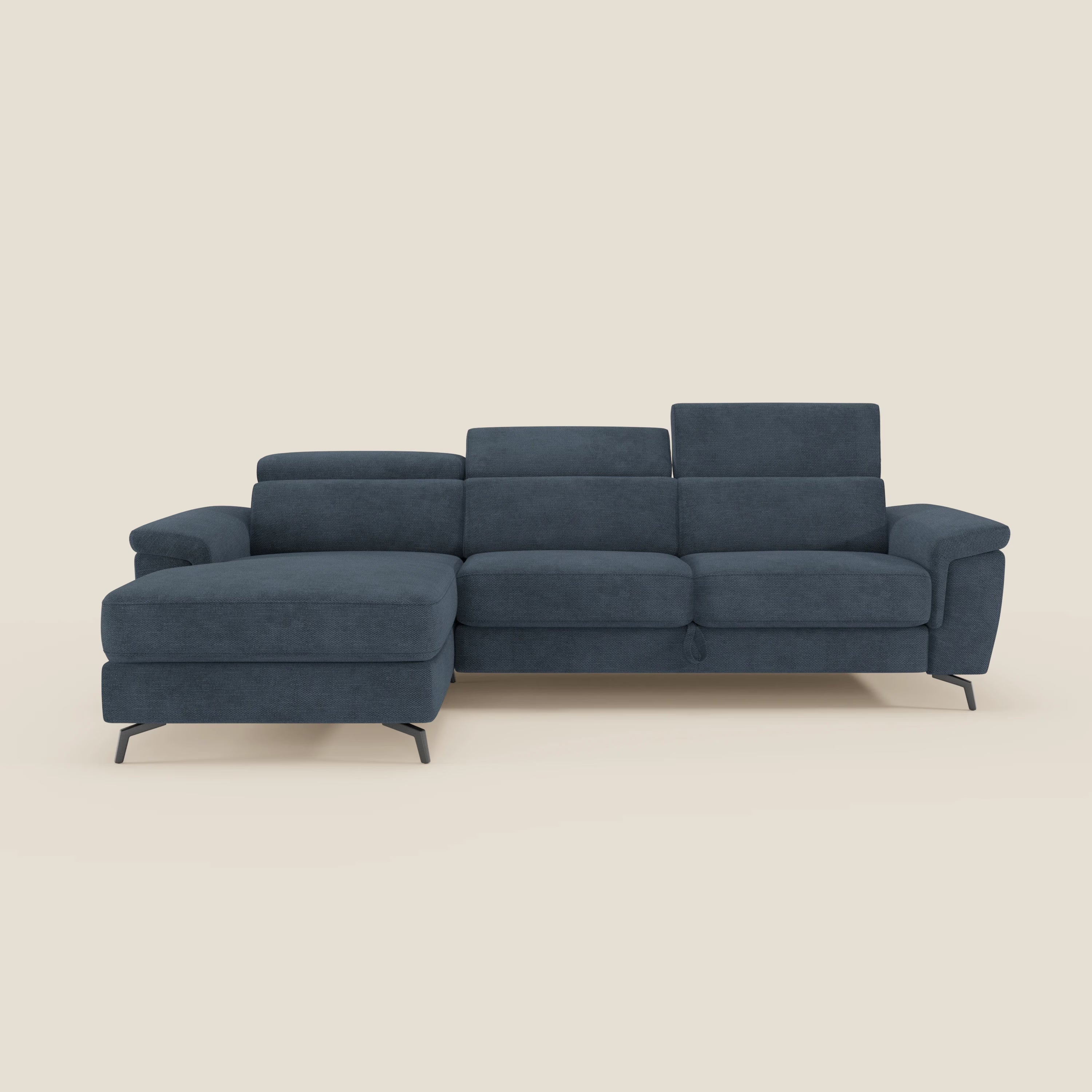Estro Divano estraibile di Divani.Store è un divano in tessuto impermeabile blu scuro con chaise longue sinistra, tre cuscini di seduta, ampi braccioli, poggiatesta regolabili e gambe angolari nere, su sfondo beige chiaro.