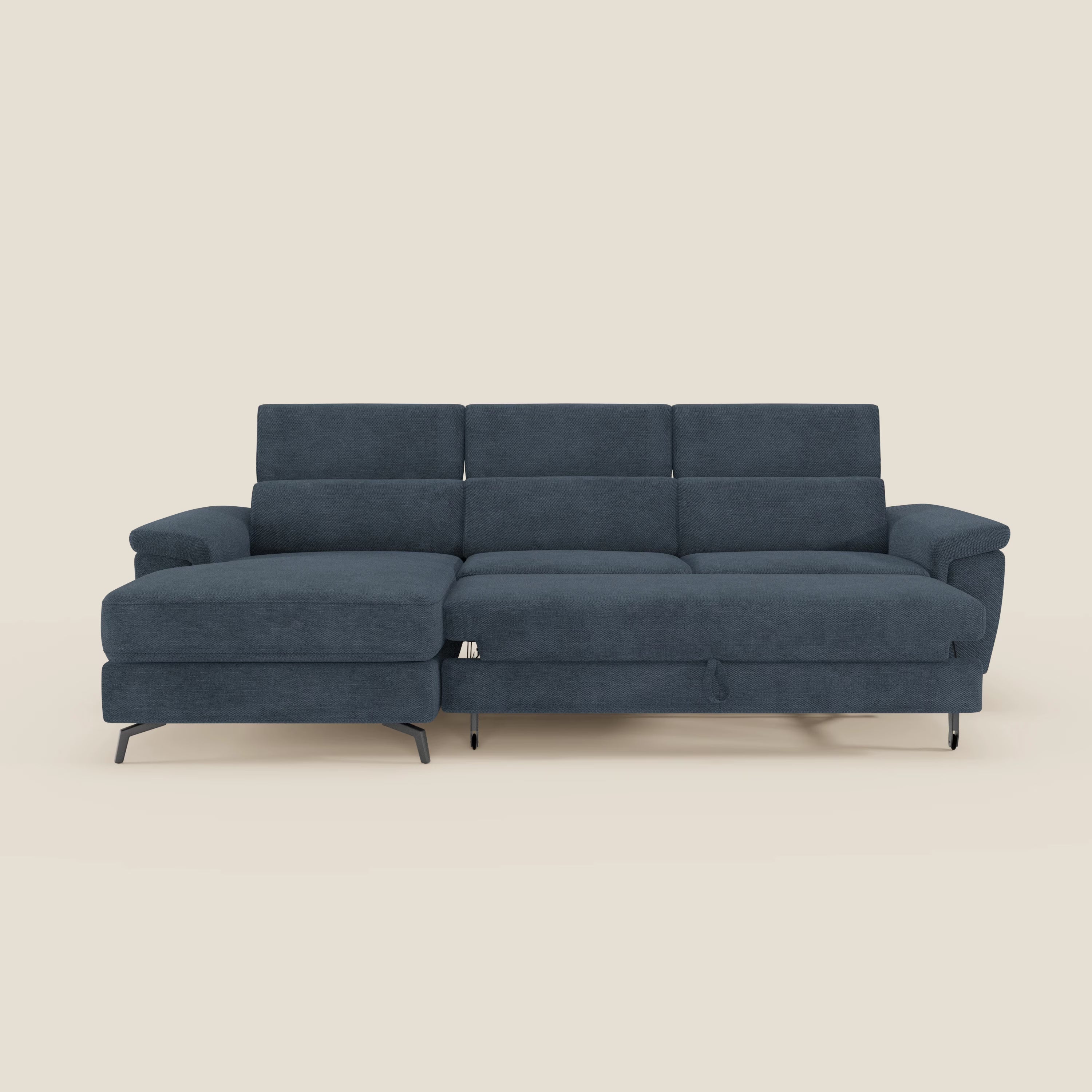 L'Estro Divano estraibile di Divani.Store in tessuto impermeabile blu T14 è caratterizzato da una chaise-longue sinistra, ampi braccioli imbottiti, tre schienali con poggiatesta reclinabili, sottili gambe nere e un'imbottitura morbida su sfondo beige.