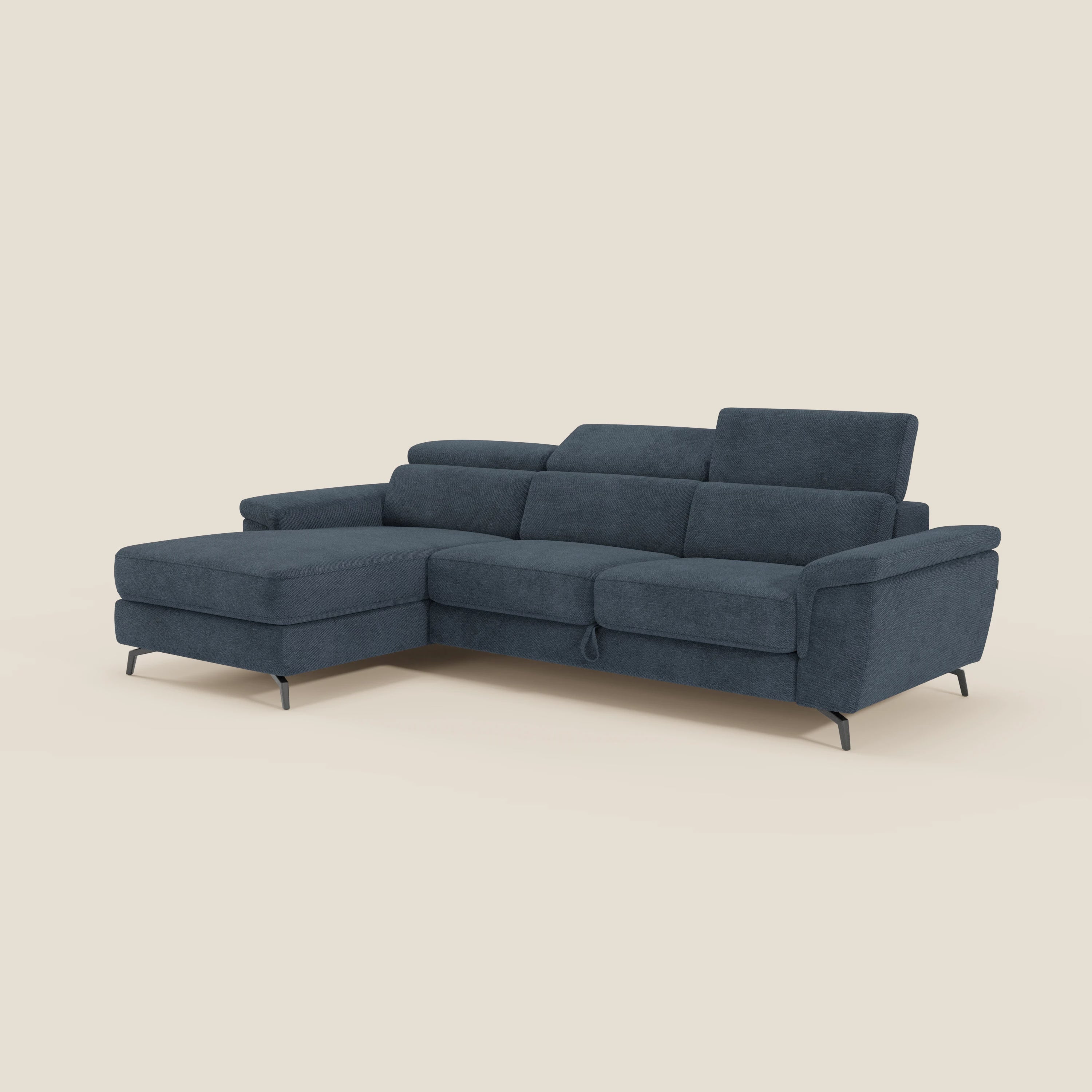 Il divano estraibile Estro di Divani.Store in tessuto impermeabile blu T14 è dotato di chaise longue sinistra, poggiatesta regolabili, ampi braccioli e gambe in metallo nero, su sfondo beige chiaro.